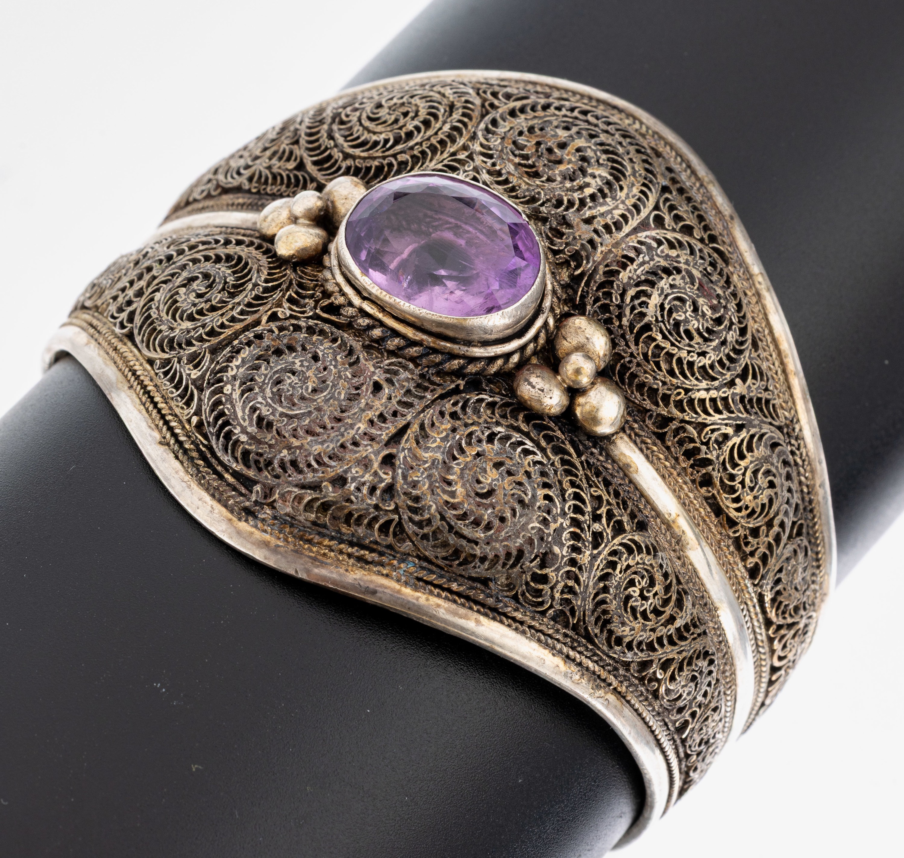 Image 27042163 - Amethyst-Armreif, wohl Orient, Silber gepr., reiches Dekor mit Filigrandraht, ...