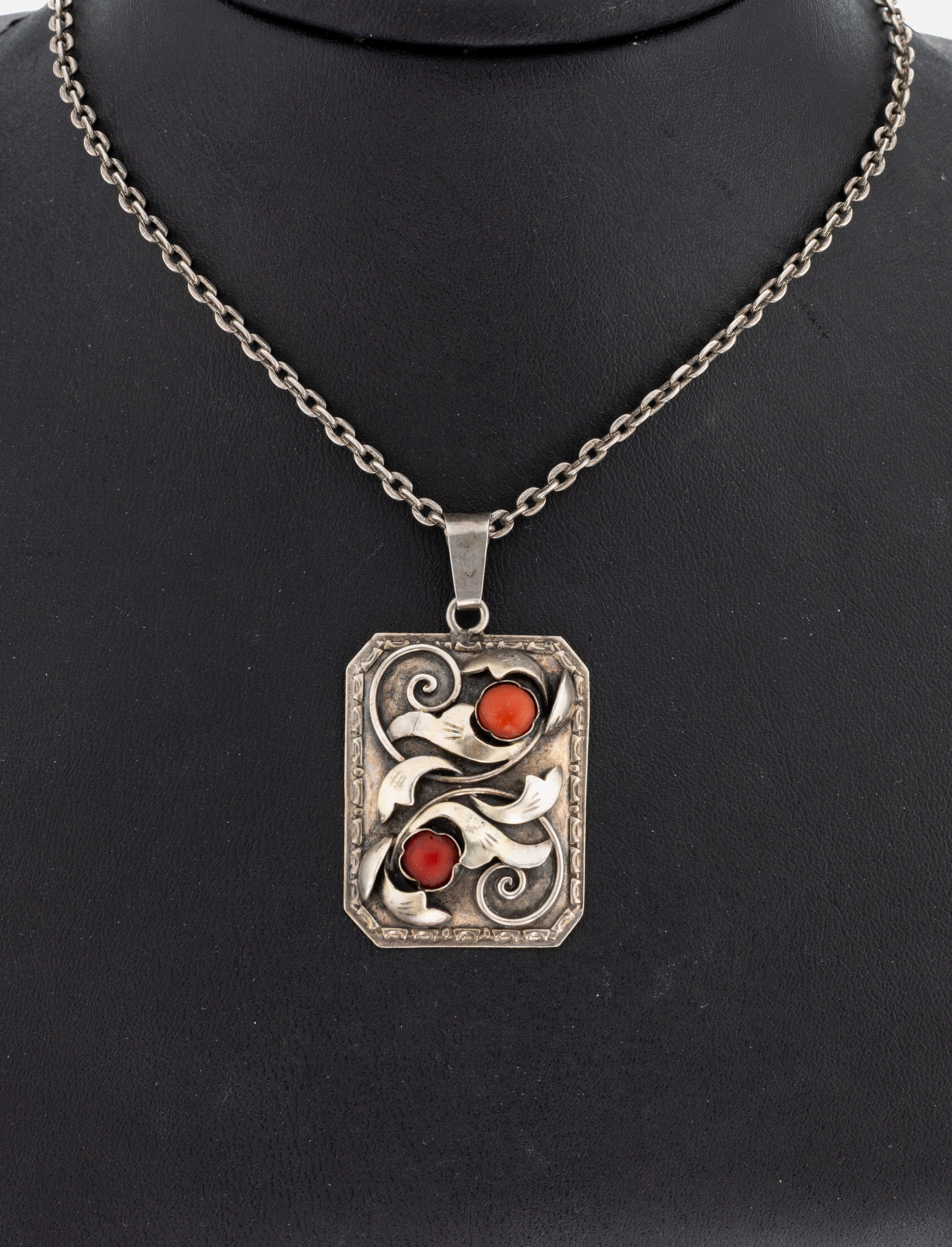 Image 27042169 - Korallen-Anhänger, 1950er Jahre, 900er Silber, oktagonale Grundform, aufgelegte ...