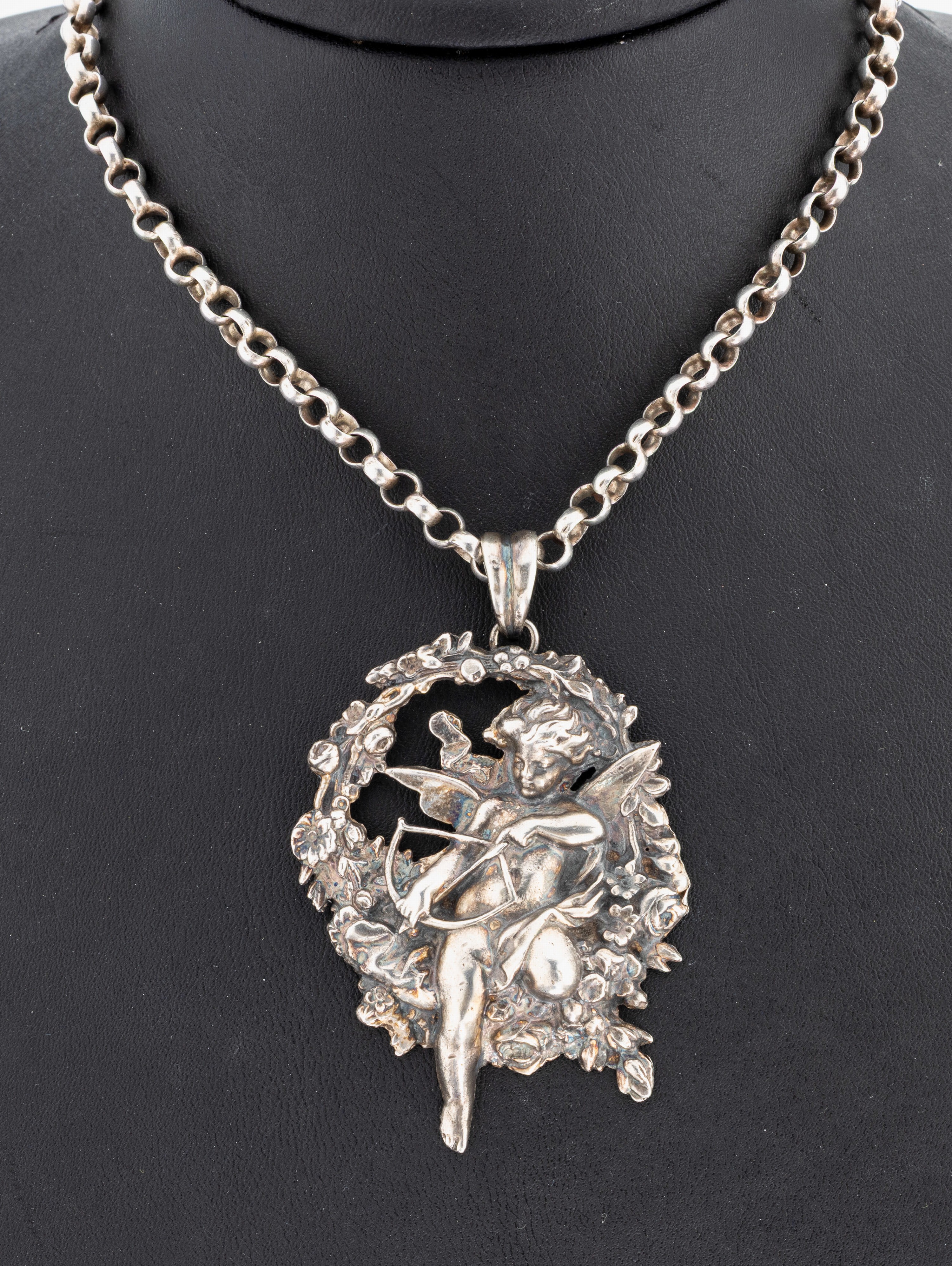 Image 27042183 - Anhänger, um 1920-30, Silber gepr., Darstellung eines Putto mit Pfeil und Bogen, an ...