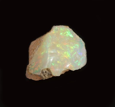 27042101d - Loser Rohopal, ca. 8.30 ct, schönes Farb- spiel, mit Muttergestein Schätzpreis: 200, ...