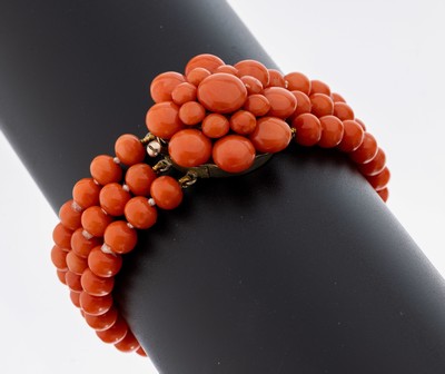 Image Korallen-Armband, Italien um 1900-20, 3- rhg. Korallenkugeln, D. ca. 6.1 mm, gr. ...
