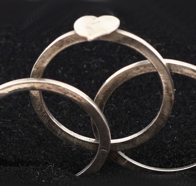27042123c - Biedermeier Ring, um 1840, Silber gepr., 3 einzelne Ringe, Treuhandsymbolik mit Herz, ...