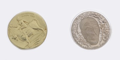 27042142a - Konvolut 2 Medaillen, Konrad Adenauer, 1 x GG 750/000, AV: Portrait Adenauer, RV: ...
