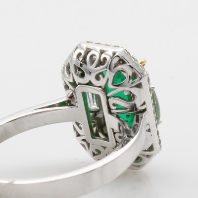 27042164a - Ring mit Smaragd, Diamanten und Brillanten, WG 750/000, Smaragd in GG Krappenfassung ca. ...