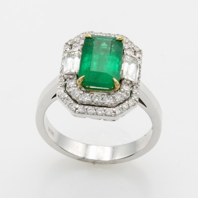 27042164b - Ring mit Smaragd, Diamanten und Brillanten, WG 750/000, Smaragd in GG Krappenfassung ca. ...