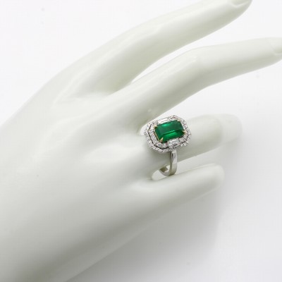 27042164c - Ring mit Smaragd, Diamanten und Brillanten, WG 750/000, Smaragd in GG Krappenfassung ca. ...