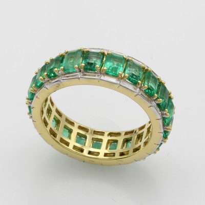 27042168a - Memoryring mit Smaragden und Diamanten, GG 750/000, viereck. Smaragde zus. ca. 4.51 ct, ...