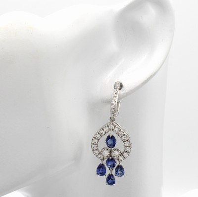 27042174a - Paar Ohrgehänge mit Saphiren und Brillanten, WG 750/000, angedeutete Pikform bes. m. ...