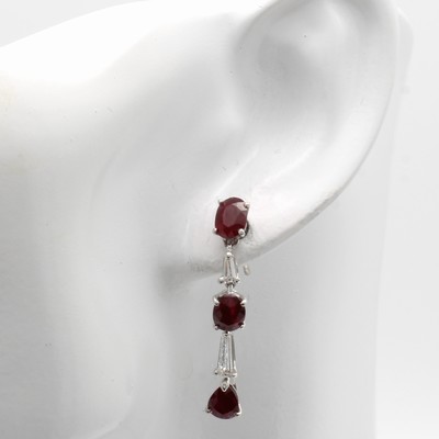 27042176a - Paar Ohrstecker mit Rubinen und Diamanten, WG 585/000, tropfenförm. u. ovale Rubine ...