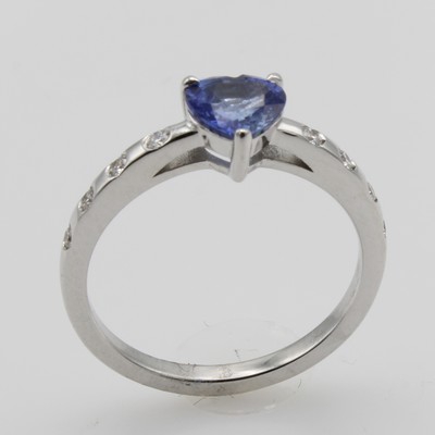 27042182a - Ring ´Herz´ mit Saphir und Brillanten, WG 750/000, Saphirherz ca. 0.79 ct, Brill. zus. ...