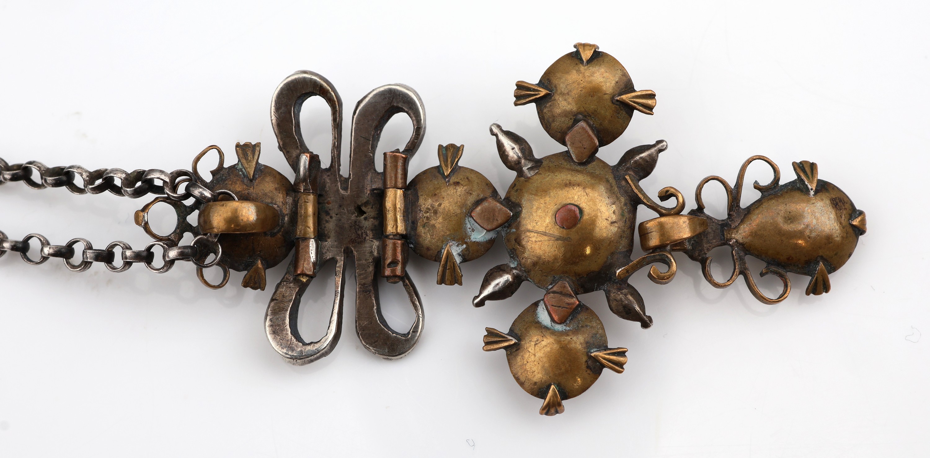 Detail a: Anhänger, um 1780, Silber und Metall, Schleife mit Kreuz, kl. Markasiten (sek.), rs.verbödet, an Kette, Silber gepr., L. ca. 47.5 cm, ...