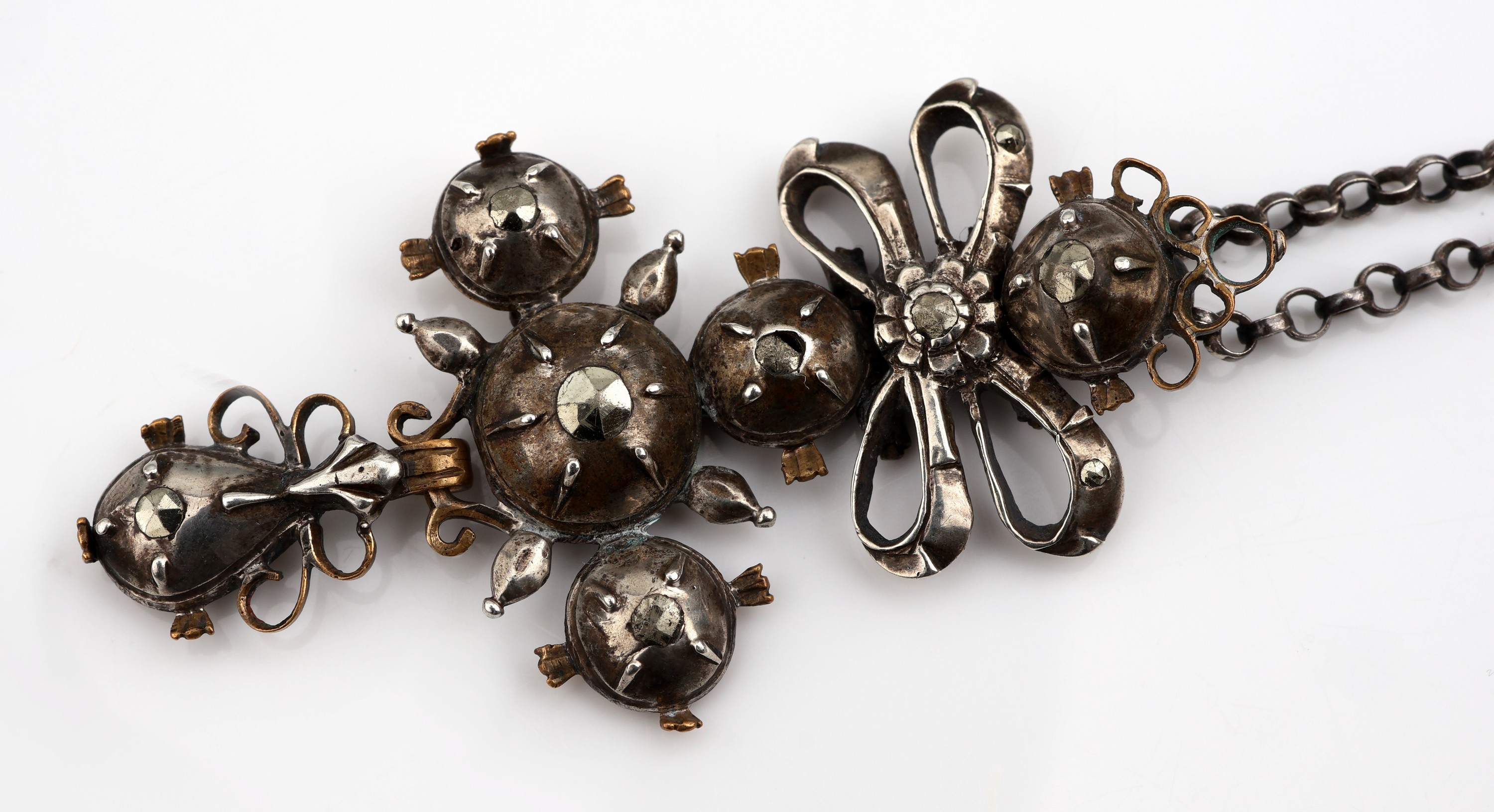 Detail b: Anhänger, um 1780, Silber und Metall, Schleife mit Kreuz, kl. Markasiten (sek.), rs.verbödet, an Kette, Silber gepr., L. ca. 47.5 cm, ...