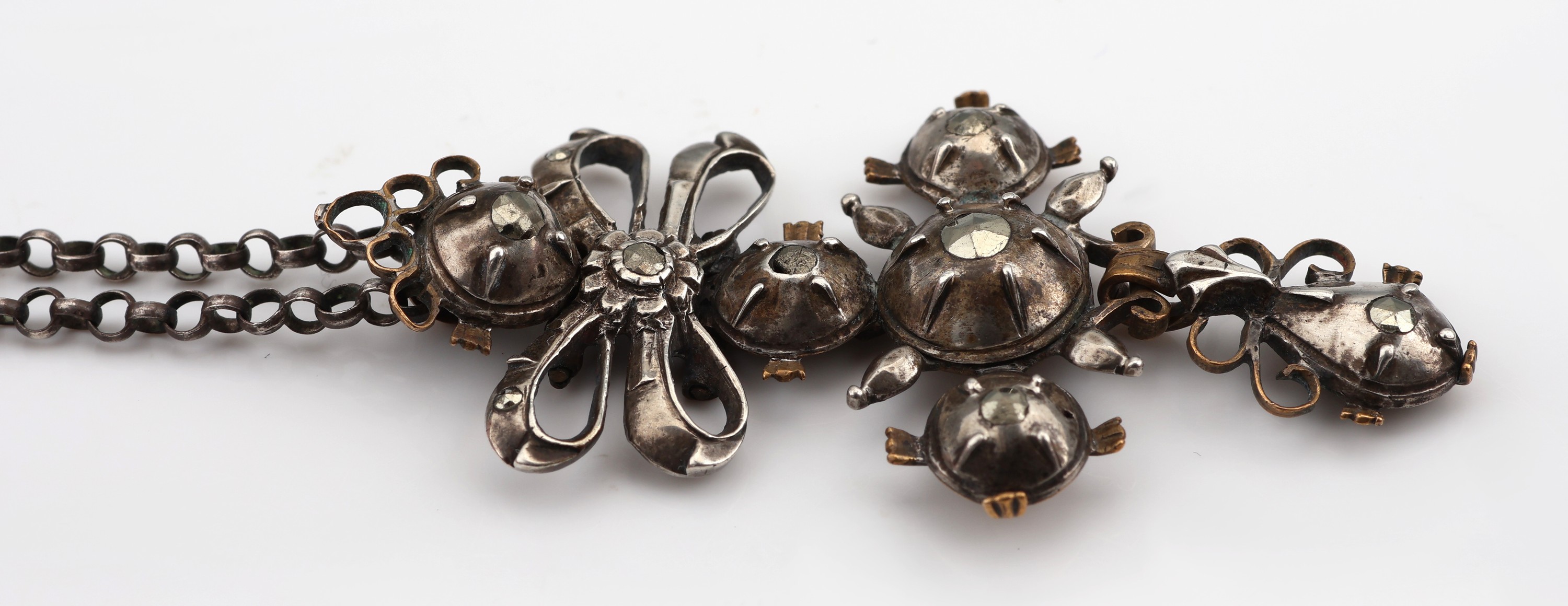 Detail e: Anhänger, um 1780, Silber und Metall, Schleife mit Kreuz, kl. Markasiten (sek.), rs.verbödet, an Kette, Silber gepr., L. ca. 47.5 cm, ...
