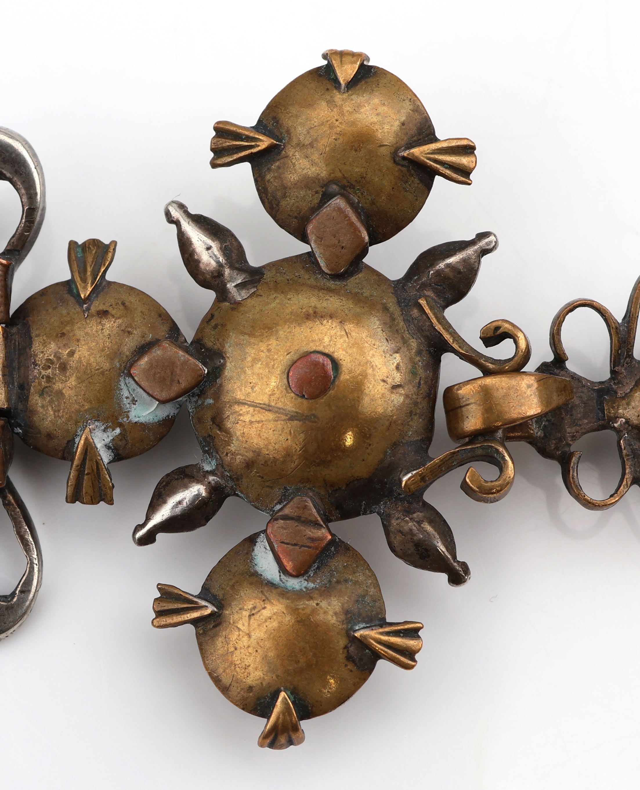 Detail f: Anhänger, um 1780, Silber und Metall, Schleife mit Kreuz, kl. Markasiten (sek.), rs.verbödet, an Kette, Silber gepr., L. ca. 47.5 cm, ...