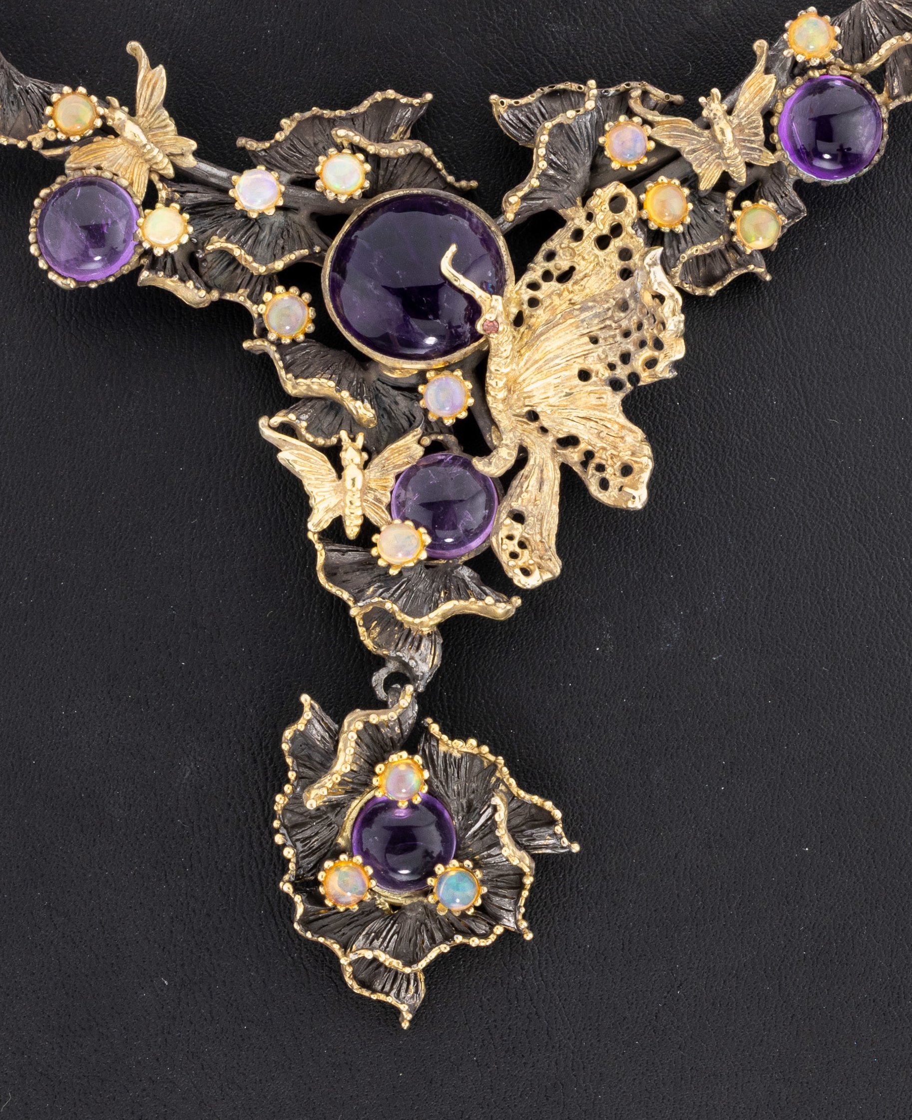 Detail a: Ausgefallenes Amethyst-Opal-Collier, Silbergepr., teilverg., organisches florales Design,mit Schmetterlingen, 15 runde Amethyst- Cabochons, 26 runde ...