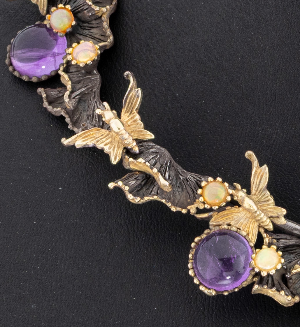 Detail b: Ausgefallenes Amethyst-Opal-Collier, Silbergepr., teilverg., organisches florales Design,mit Schmetterlingen, 15 runde Amethyst- Cabochons, 26 runde ...