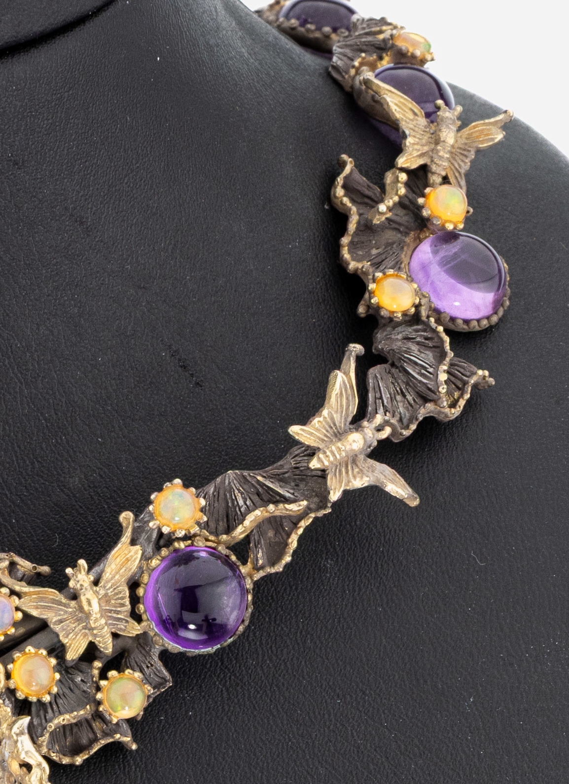Detail c: Ausgefallenes Amethyst-Opal-Collier, Silbergepr., teilverg., organisches florales Design,mit Schmetterlingen, 15 runde Amethyst- Cabochons, 26 runde ...