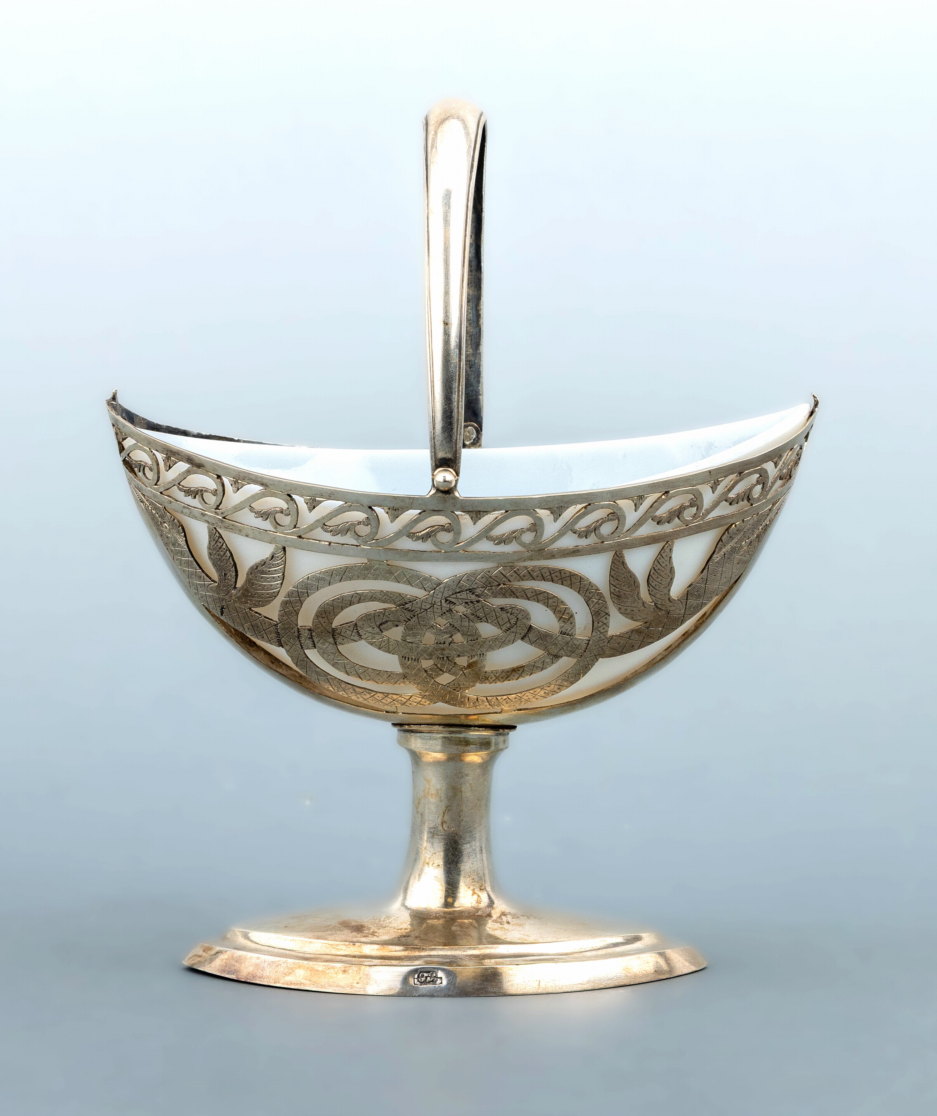 Detail a: Anbietschale, deutsch, um 1850-70, 13-Lot Silber, navettef. Grundform, Korpus durchbrochen gearbeitet, fein graviert und punziert, auf getrepptem ...