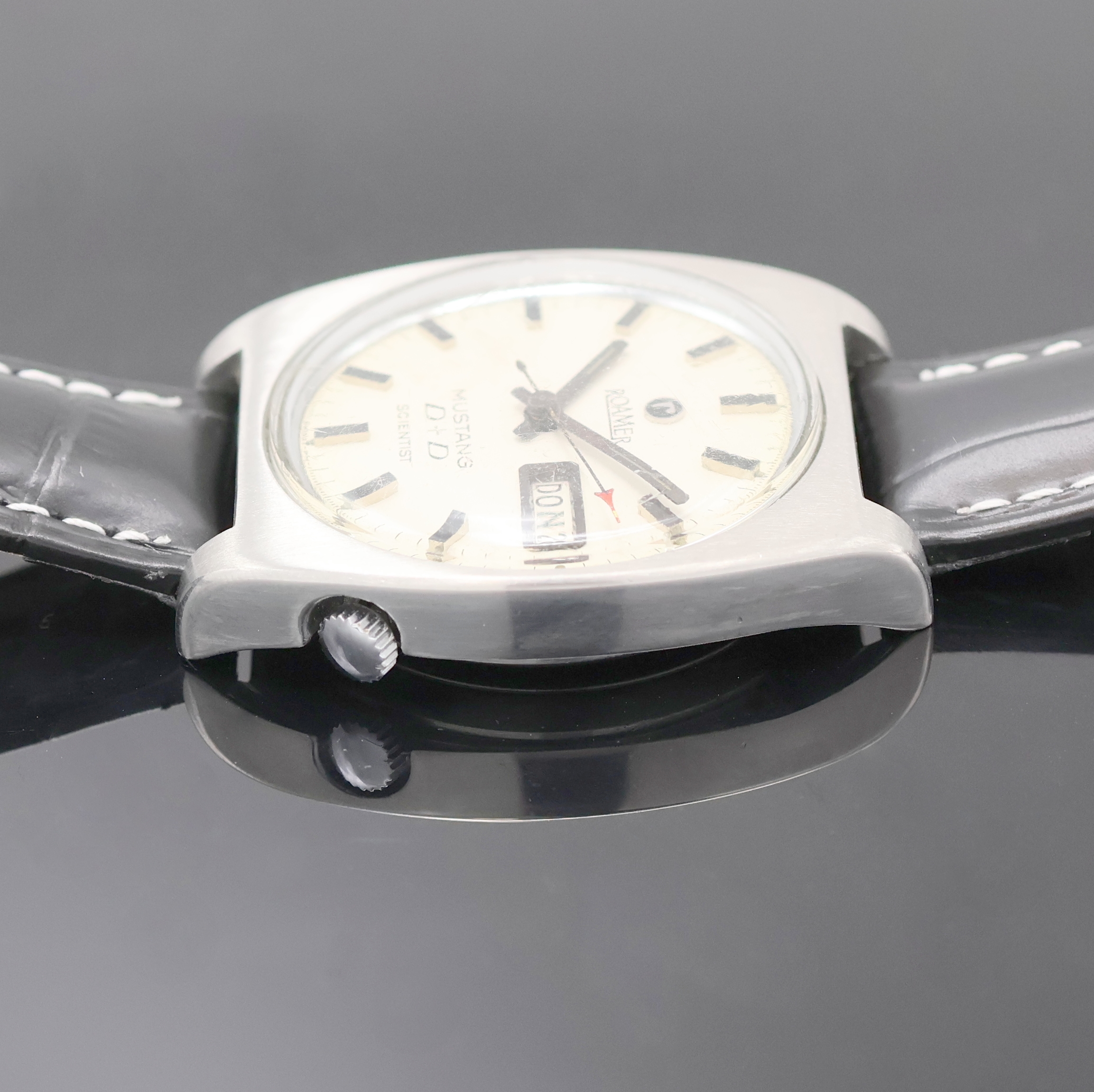 Detail c: ROAMER Mustang D + D Scientist Herrenarmbanduhr Referenz 478-1120.601, Schweiz um 1970, Automatik, Edelstahl Monocoque-Geh., weißes Zifferbl. m. ...