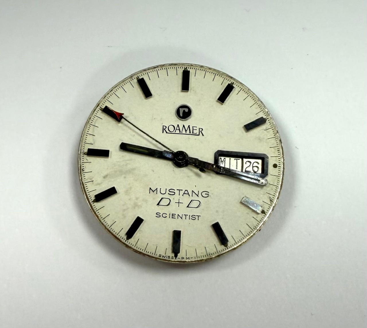 Detail e: ROAMER Mustang D + D Scientist Herrenarmbanduhr Referenz 478-1120.601, Schweiz um 1970, Automatik, Edelstahl Monocoque-Geh., weißes Zifferbl. m. ...