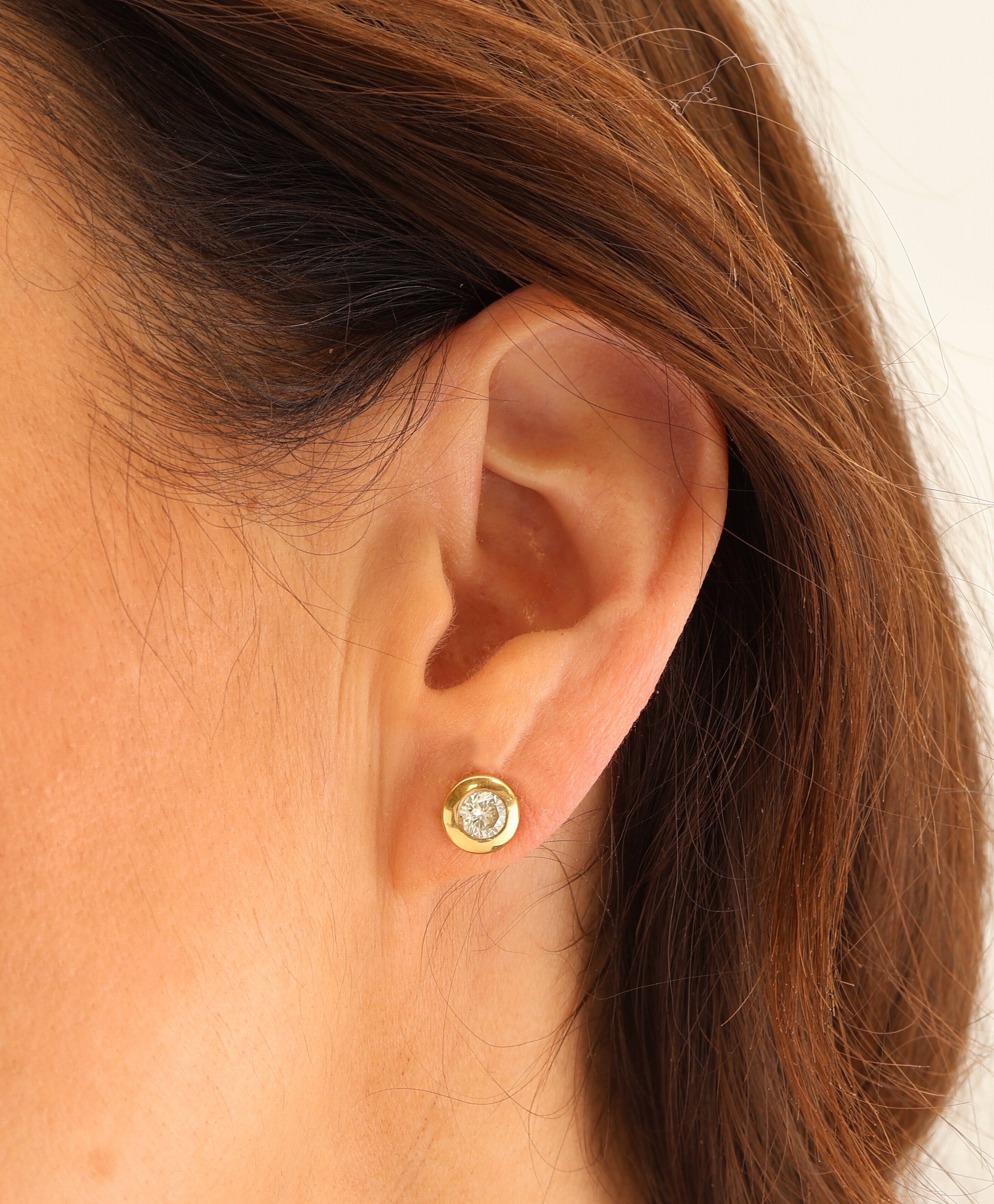 Detail d: Paar 18 kt Gold Brillant-Ohrstecker, GG 750/000, je 1 Brillant laut Galia-Expertise von 1997 je 0.557 ct l.get.Weiß/si1, Zargenfassung