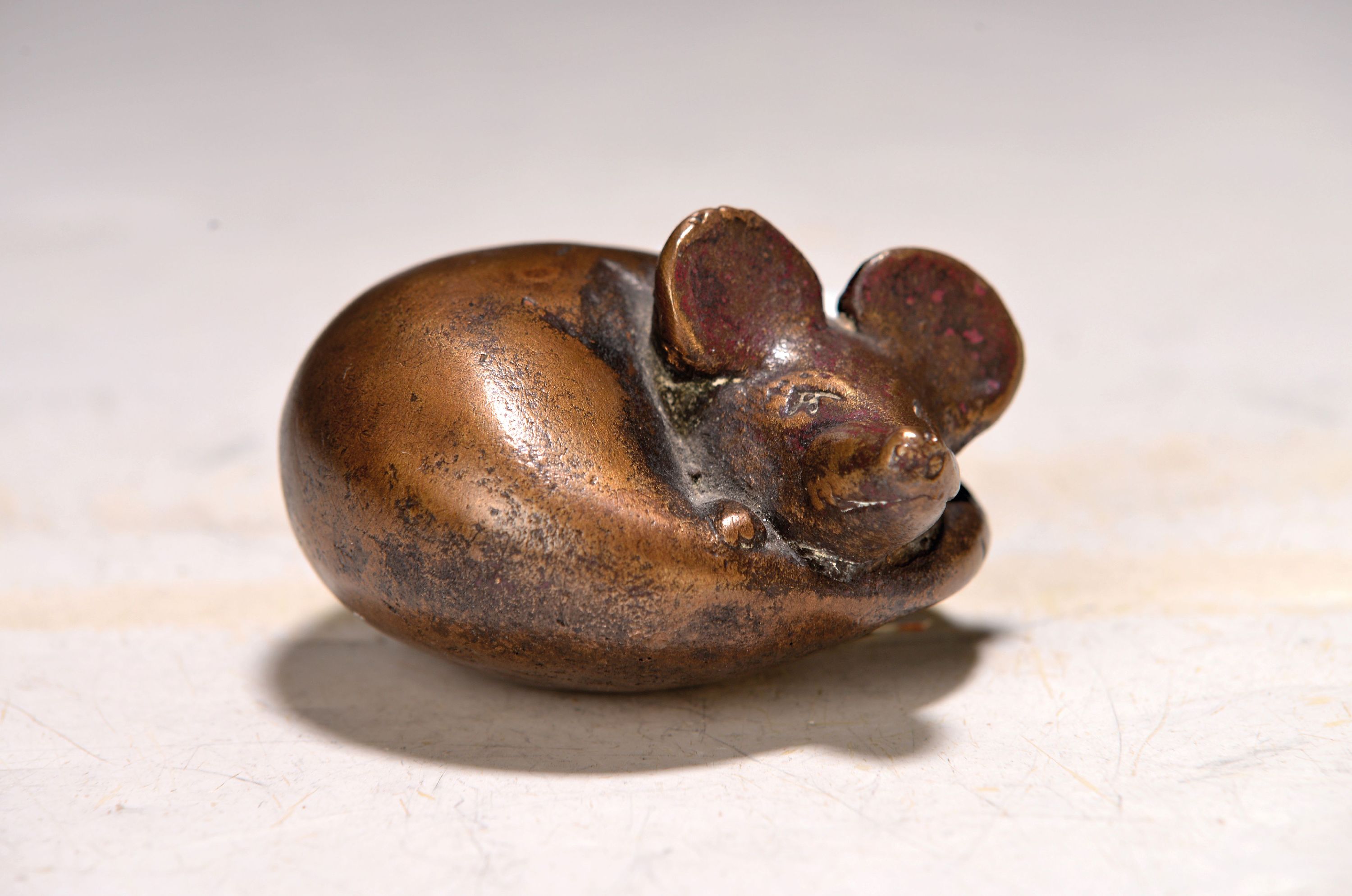Detail k: Gernot Rumpf, 1941-2025 Kaiserslautern, zusammen gerollte Maus, Bronzeguß, signiert, H. ca. 3.5cm, D. ca. 6cm