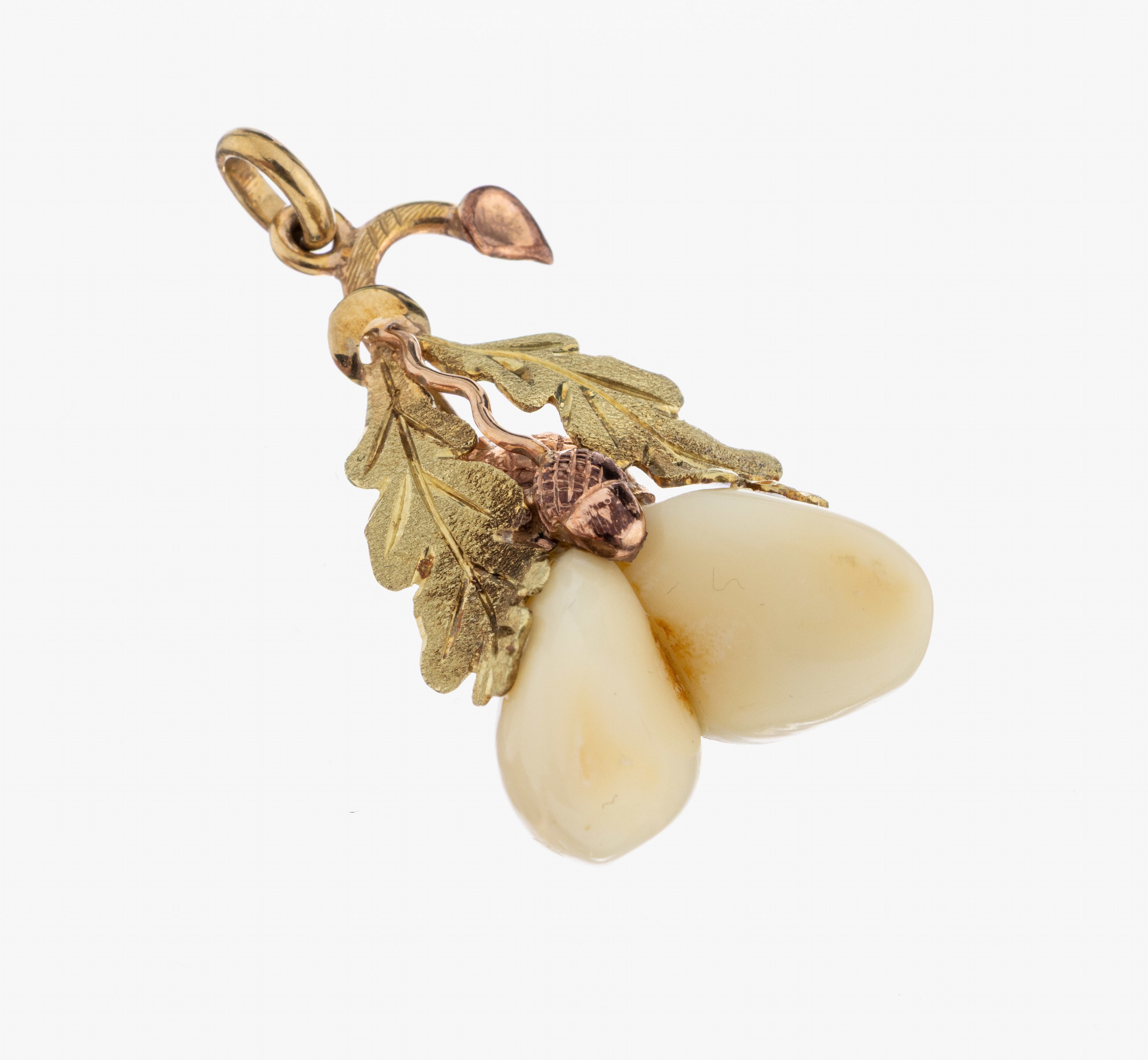 Image 27042279 - 8 kt gold deer canine-pendant, 1950/60s , YG/RG 333/000, oak leaves decor, engraved ...