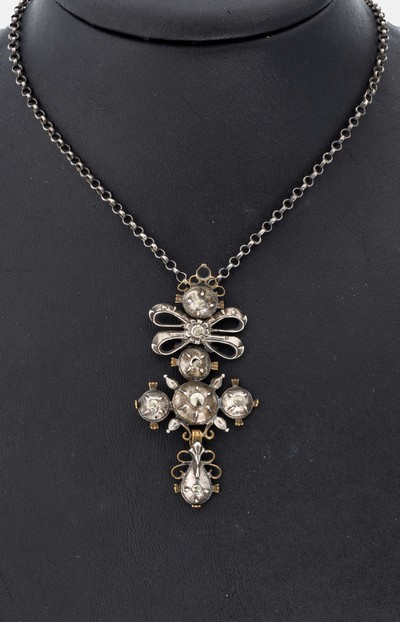 Image Anhänger, um 1780, Silber und Metall, Schleife mit Kreuz, kl. Markasiten (sek.), ...
