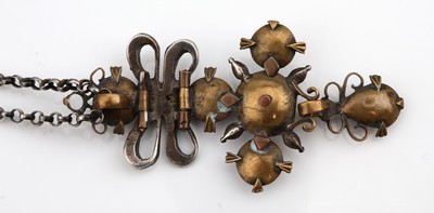 27042230a - Anhänger, um 1780, Silber und Metall, Schleife mit Kreuz, kl. Markasiten (sek.), ...