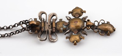 27042230d - Anhänger, um 1780, Silber und Metall, Schleife mit Kreuz, kl. Markasiten (sek.), ...