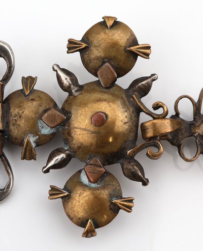27042230f - Anhänger, um 1780, Silber und Metall, Schleife mit Kreuz, kl. Markasiten (sek.), ...