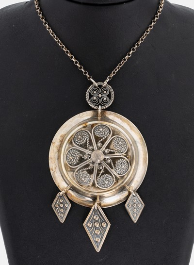 Image Außergewöhnlicher Anhänger, 830er Silber, rund, aufgelegtes Ornament aus ...