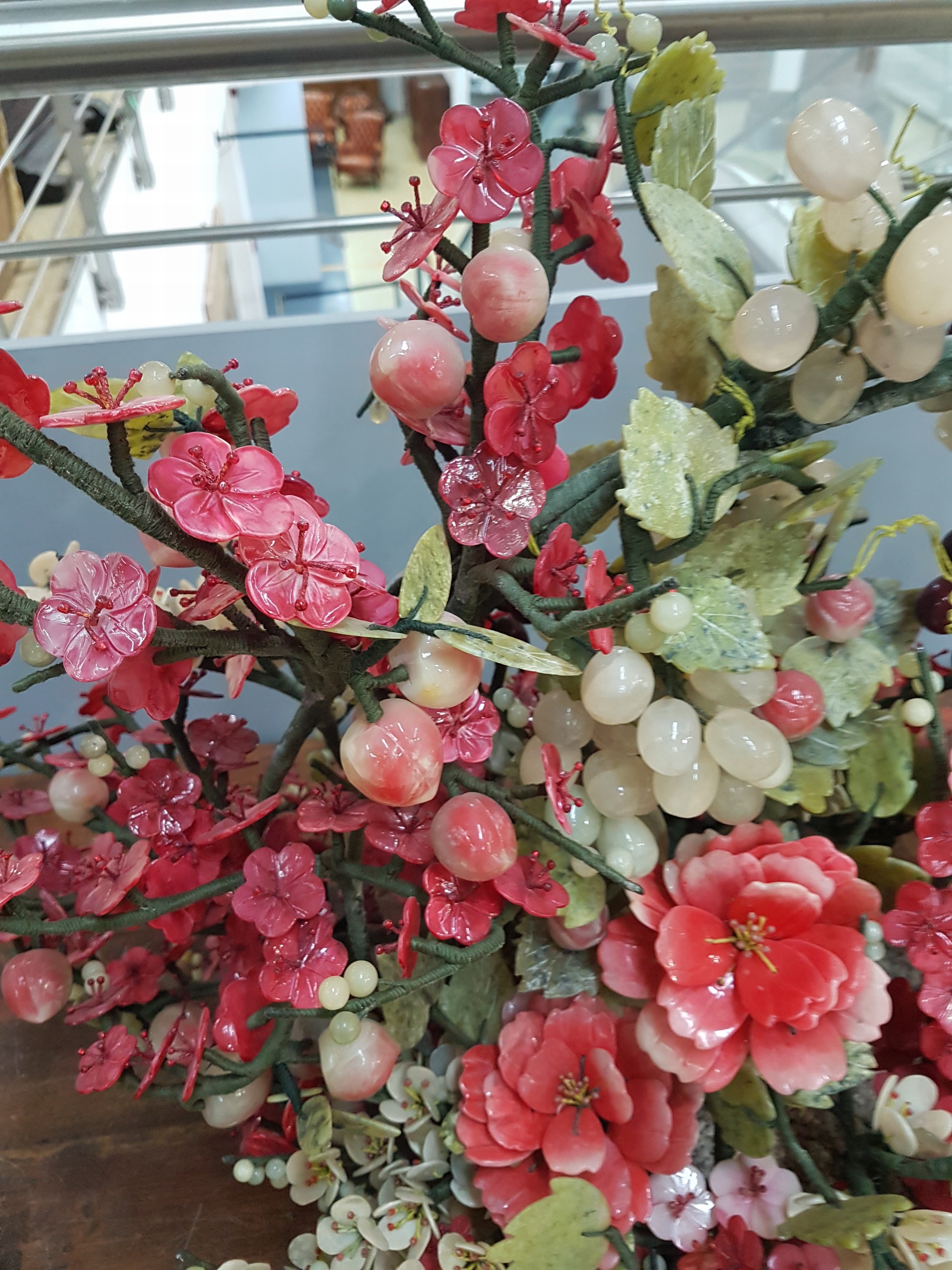 Detail b: Opulentes Blumen- und Früchtebukett aus Jade, Glas und Hartstein, wohl China, 1980er-Jahre , prunkvoll gestaltetes Bukett mit Blättern aus Jadeit, ...