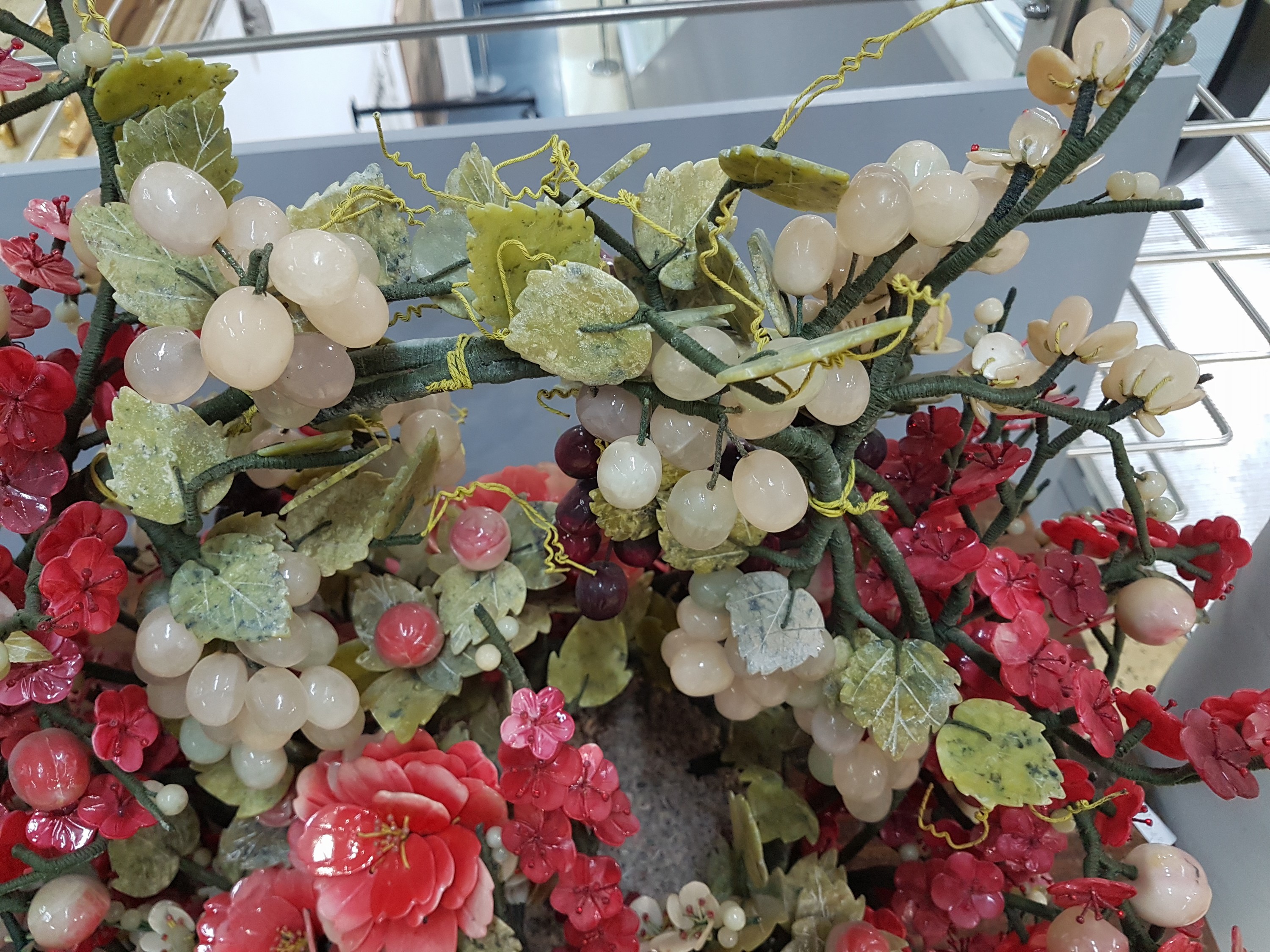 Detail c: Opulentes Blumen- und Früchtebukett aus Jade, Glas und Hartstein, wohl China, 1980er-Jahre , prunkvoll gestaltetes Bukett mit Blättern aus Jadeit, ...