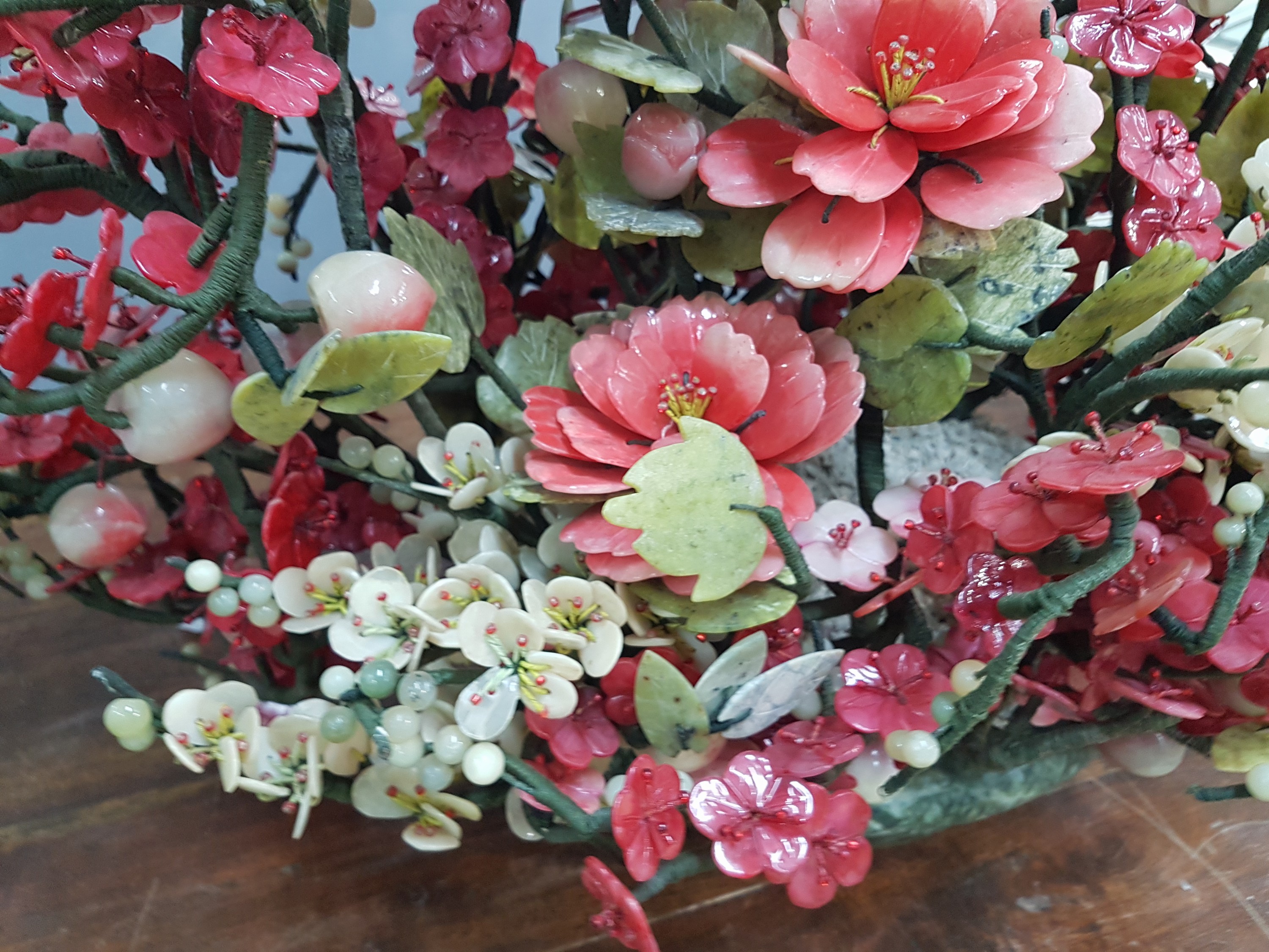 Detail f: Opulentes Blumen- und Früchtebukett aus Jade, Glas und Hartstein, wohl China, 1980er-Jahre , prunkvoll gestaltetes Bukett mit Blättern aus Jadeit, ...