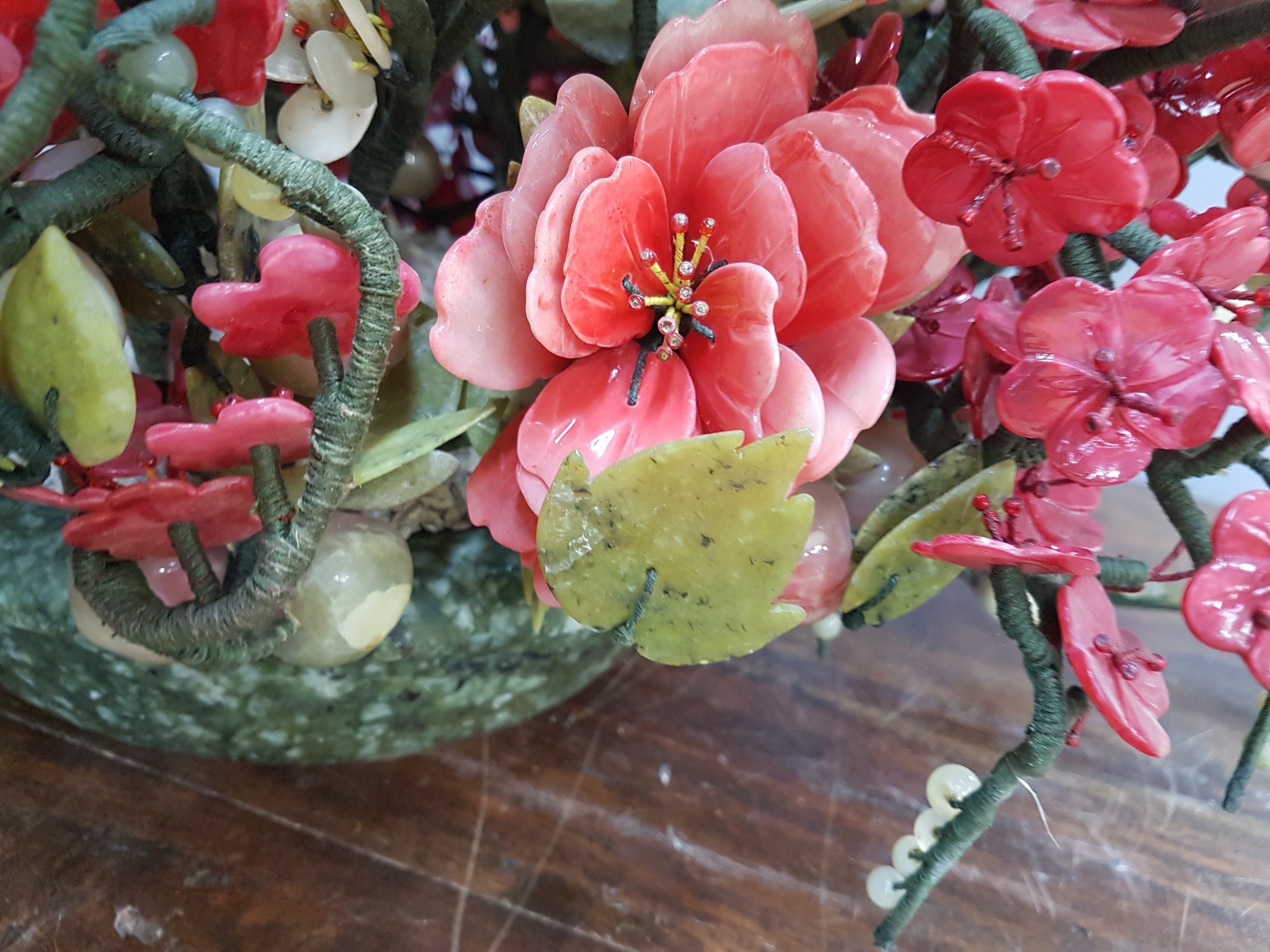 Detail h: Opulentes Blumen- und Früchtebukett aus Jade, Glas und Hartstein, wohl China, 1980er-Jahre , prunkvoll gestaltetes Bukett mit Blättern aus Jadeit, ...
