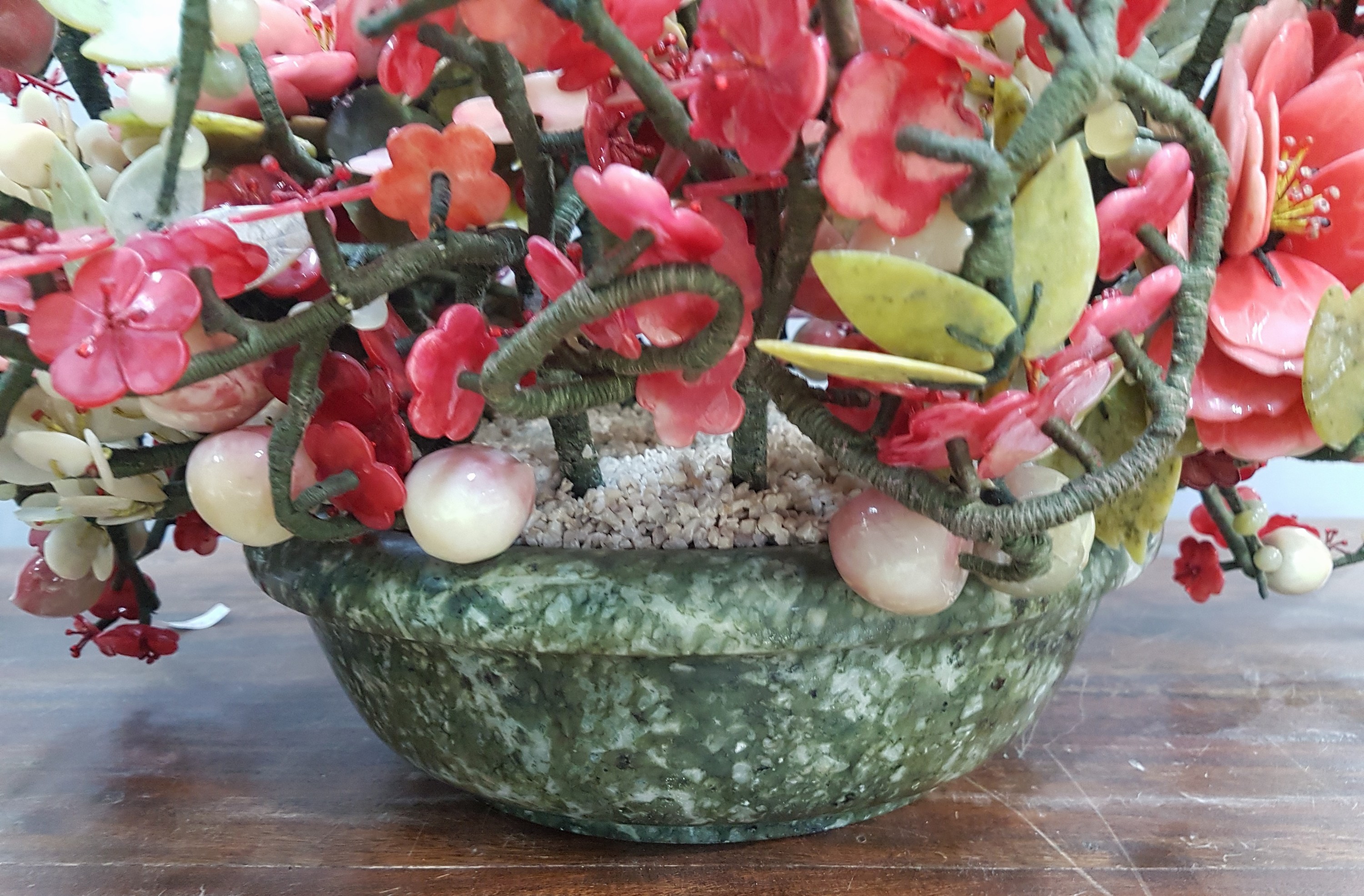 Detail i: Opulentes Blumen- und Früchtebukett aus Jade, Glas und Hartstein, wohl China, 1980er-Jahre , prunkvoll gestaltetes Bukett mit Blättern aus Jadeit, ...