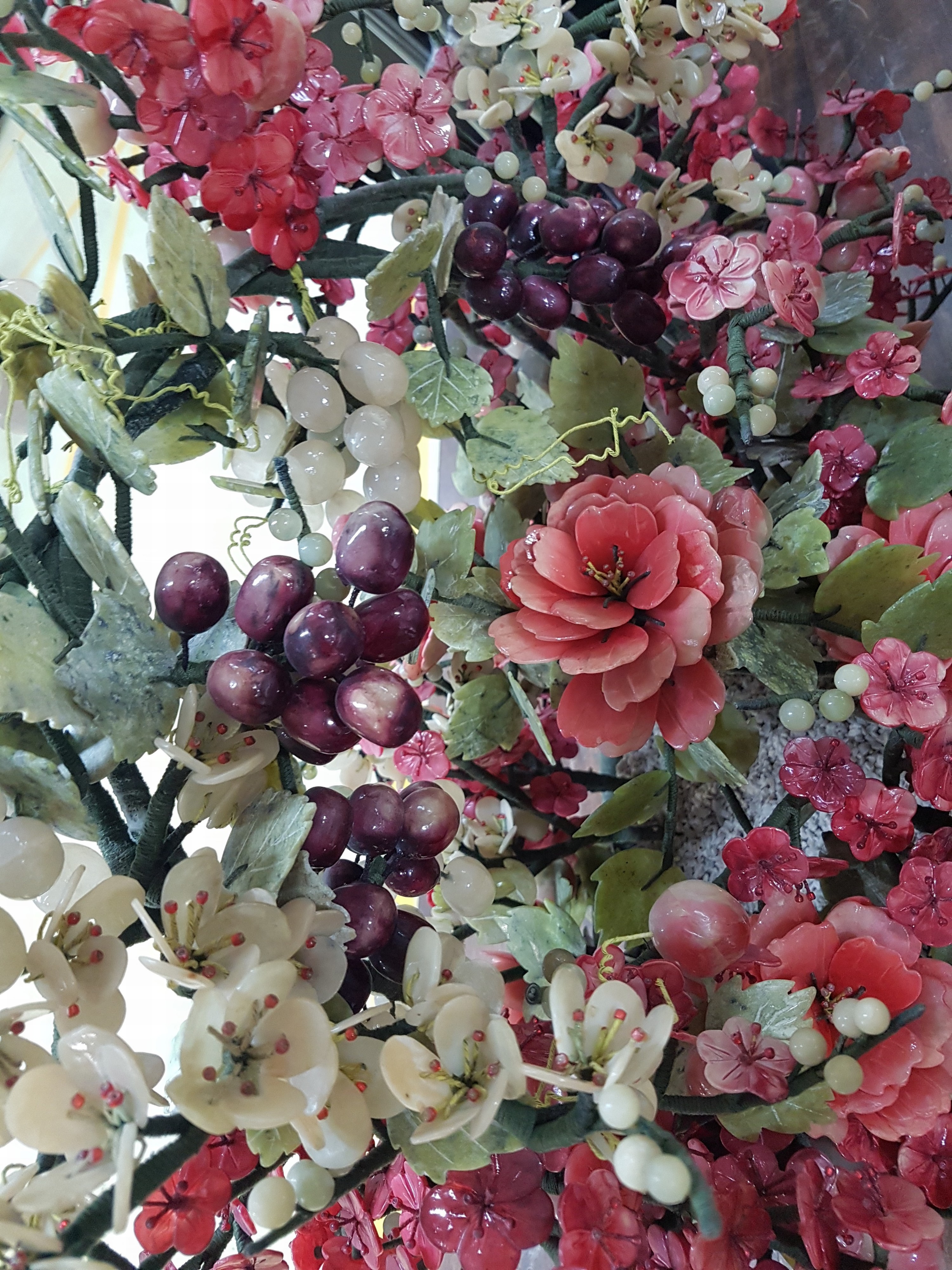 Detail l: Opulentes Blumen- und Früchtebukett aus Jade, Glas und Hartstein, wohl China, 1980er-Jahre , prunkvoll gestaltetes Bukett mit Blättern aus Jadeit, ...