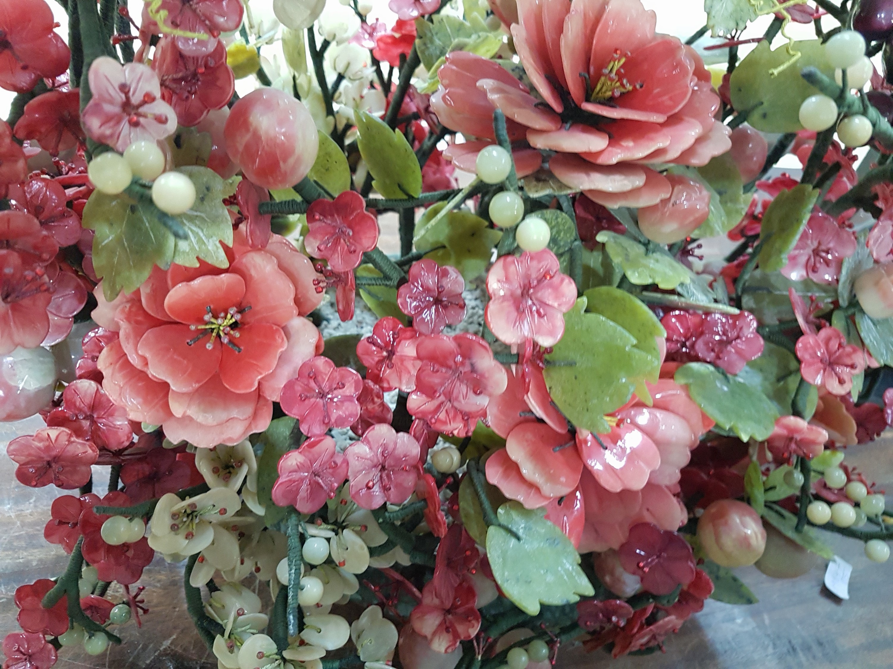 Detail m: Opulentes Blumen- und Früchtebukett aus Jade, Glas und Hartstein, wohl China, 1980er-Jahre , prunkvoll gestaltetes Bukett mit Blättern aus Jadeit, ...
