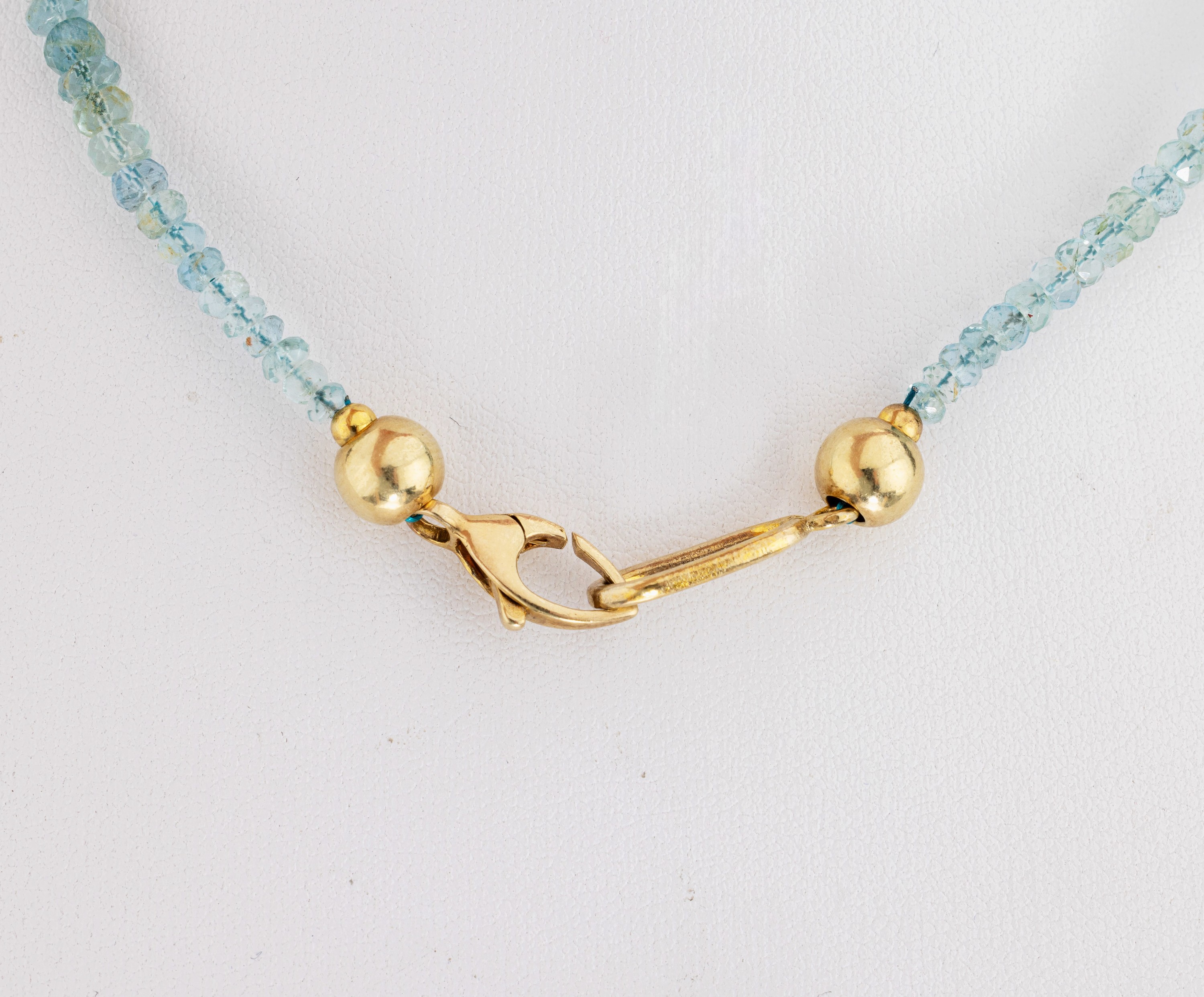 Detail a: Aquamarin-Collier, im Verlauf facett. Aquamarinlinsen, D. ca. 3.1-8.0 mm, L. ca. 51 cm, Karabinerschließe 925er verg.