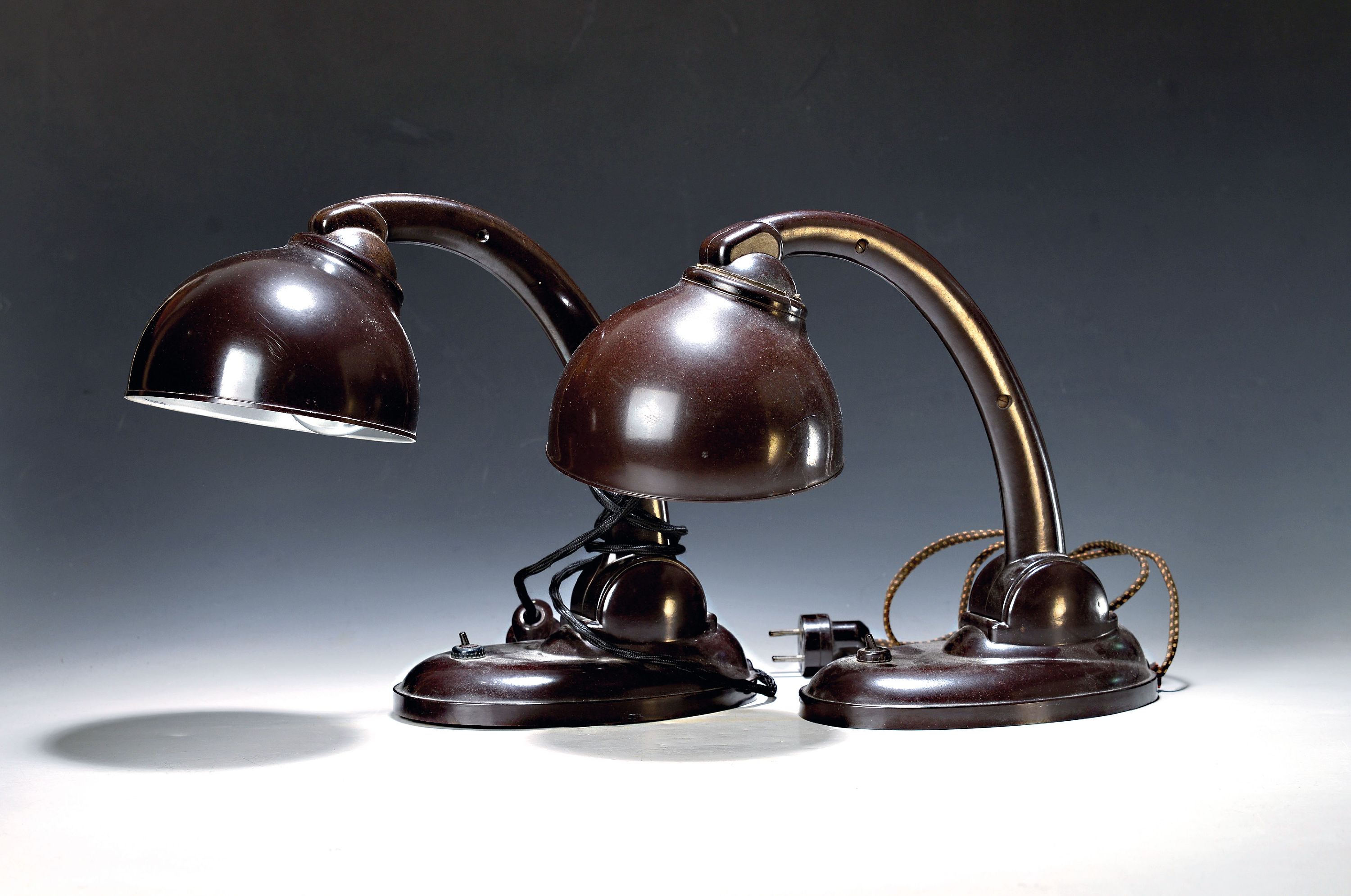 Image 27042312 - Paar Tischlampen Typ 11126, Eric Kirman Cole, 1930/40er-Jahre, brauner Bakelit-Korpus, ...