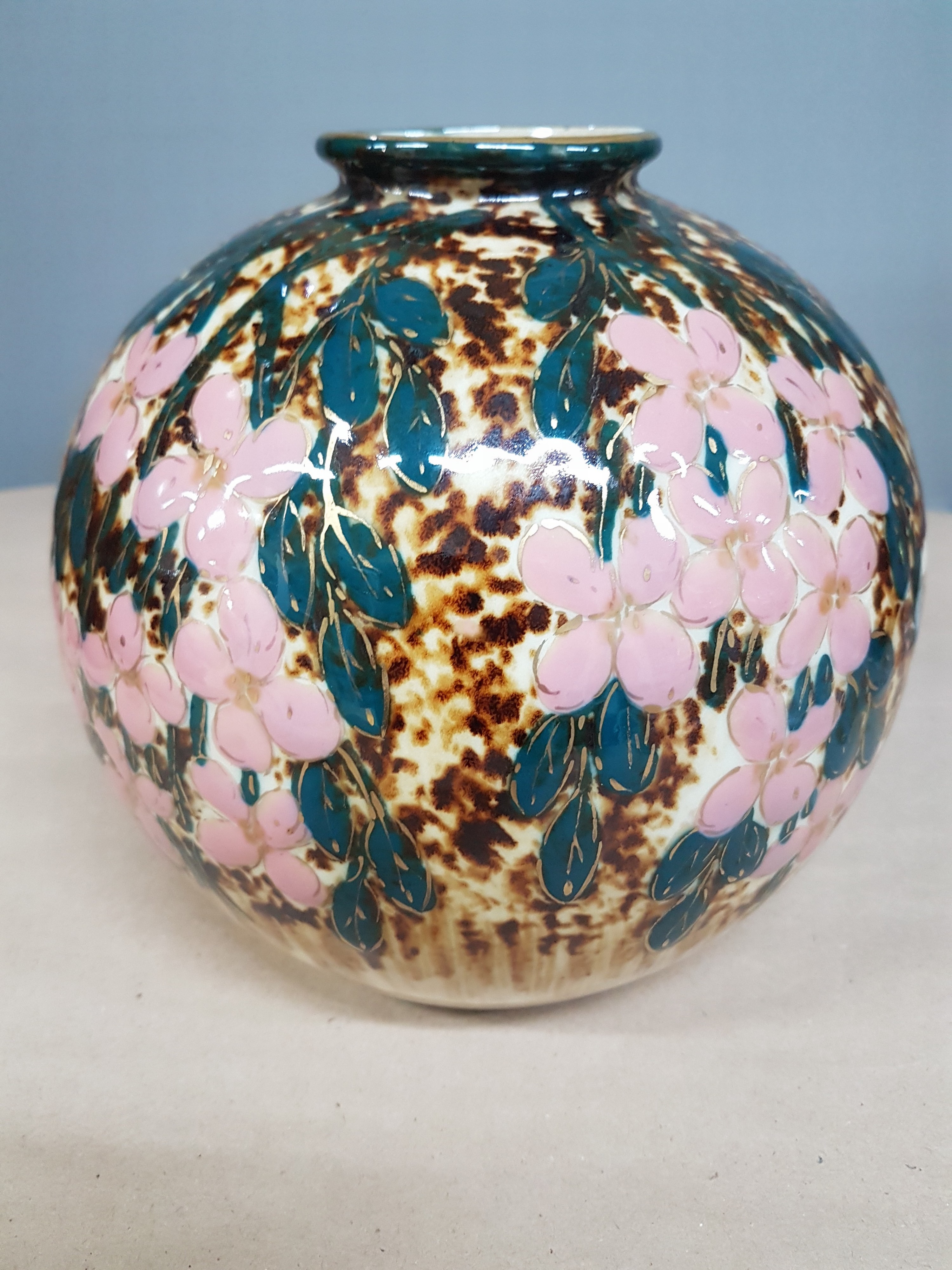 Detail a: Kugelvase, Camille Tharaud (1878-1956) für Thabard Limoges, Frankreich, um 1950, Porzellan, glasiert und floral bemalt, Goldstaffage, Boden mit ...