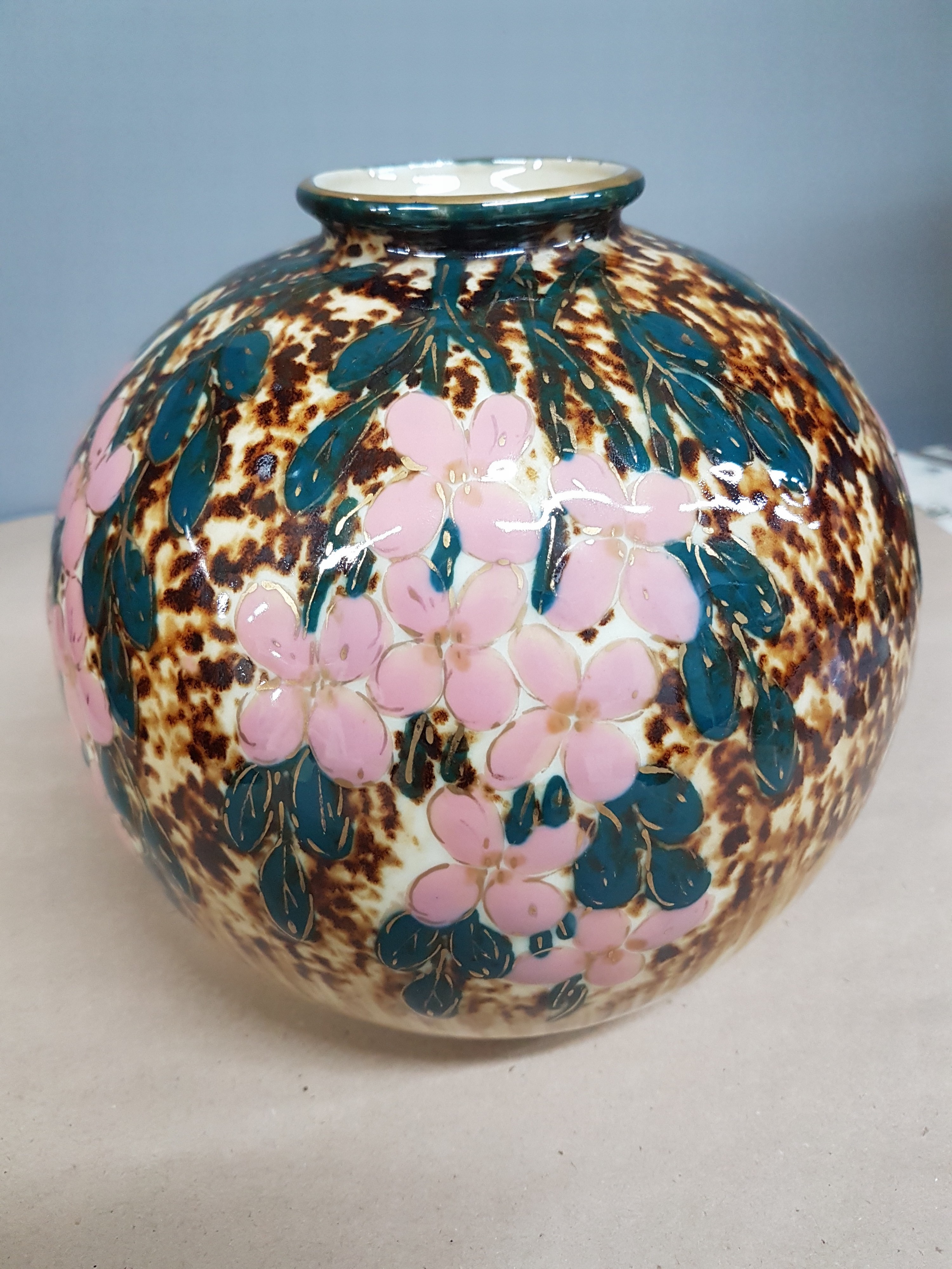 Detail b: Kugelvase, Camille Tharaud (1878-1956) für Thabard Limoges, Frankreich, um 1950, Porzellan, glasiert und floral bemalt, Goldstaffage, Boden mit ...