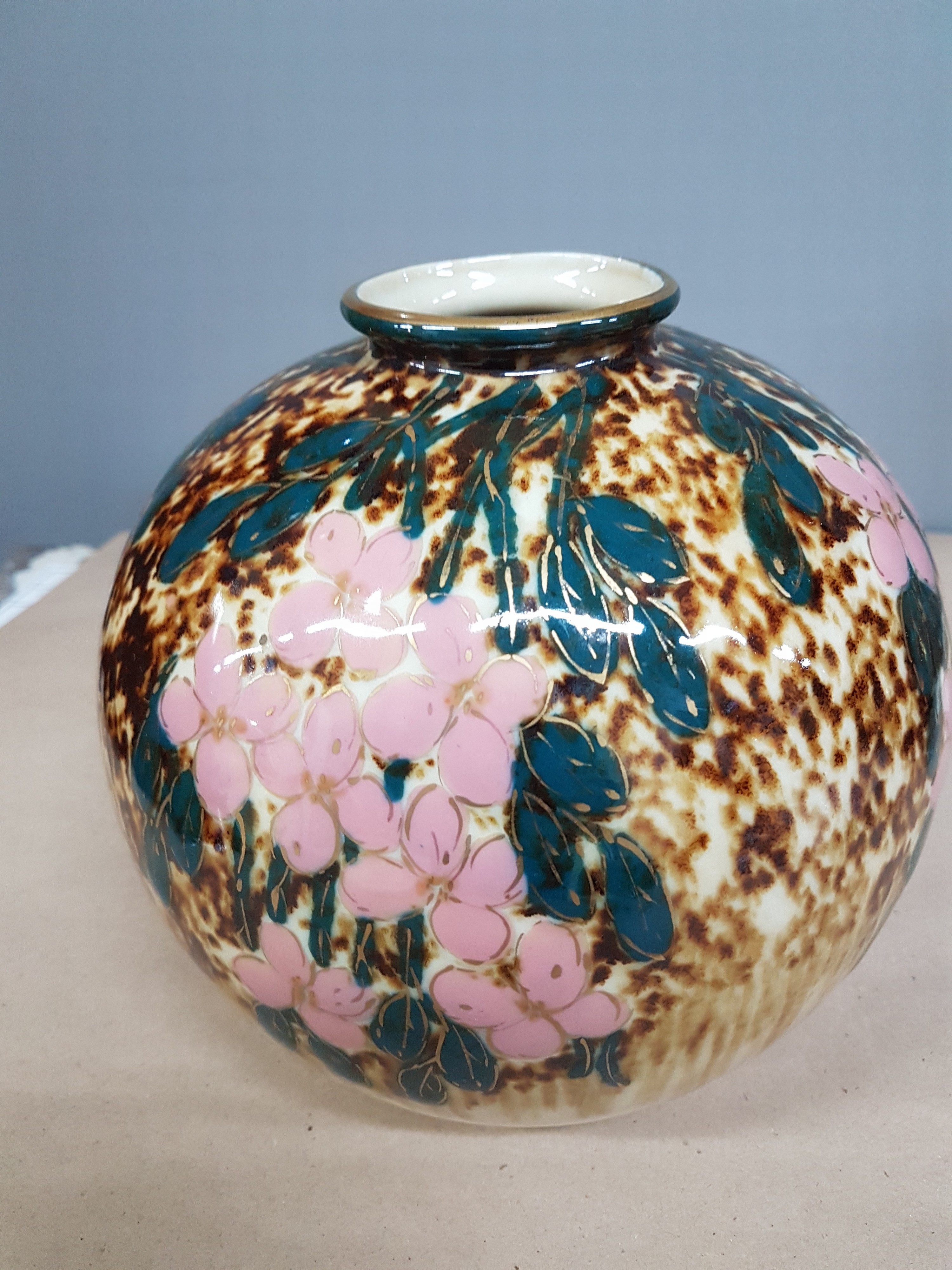 Detail c: Kugelvase, Camille Tharaud (1878-1956) für Thabard Limoges, Frankreich, um 1950, Porzellan, glasiert und floral bemalt, Goldstaffage, Boden mit ...