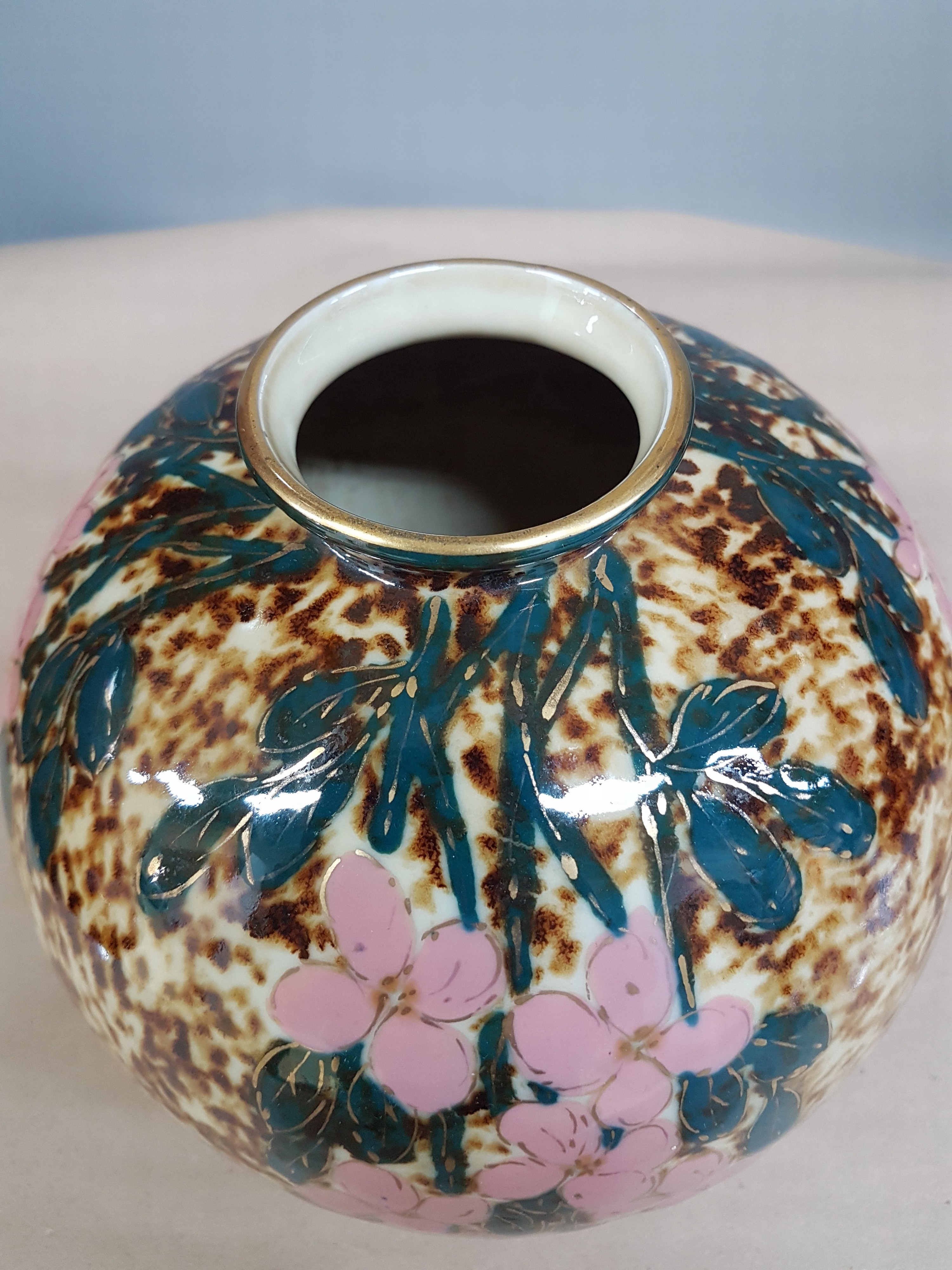 Detail d: Kugelvase, Camille Tharaud (1878-1956) für Thabard Limoges, Frankreich, um 1950, Porzellan, glasiert und floral bemalt, Goldstaffage, Boden mit ...
