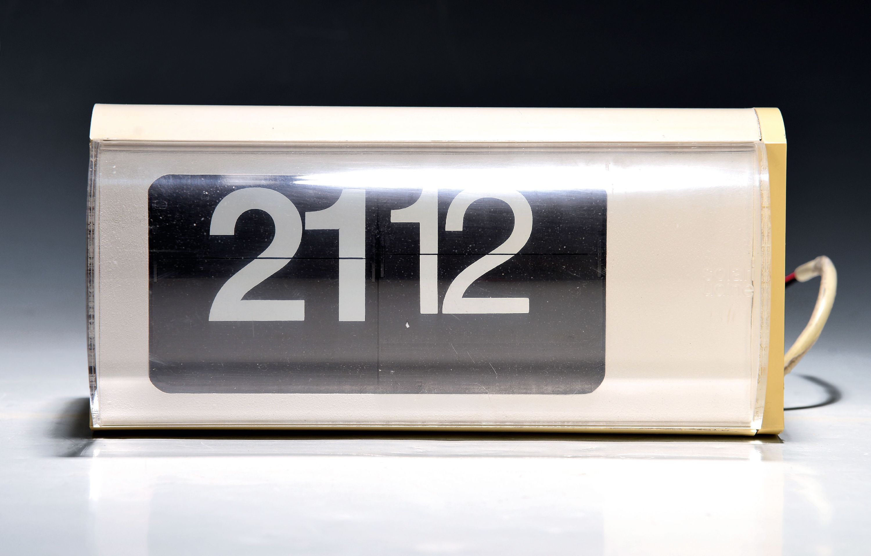 Image 27042320 - Faltblatt-Uhr, Entw. Gino Valle, Solari & C. Udine, um 1966, cremefarbenes ...