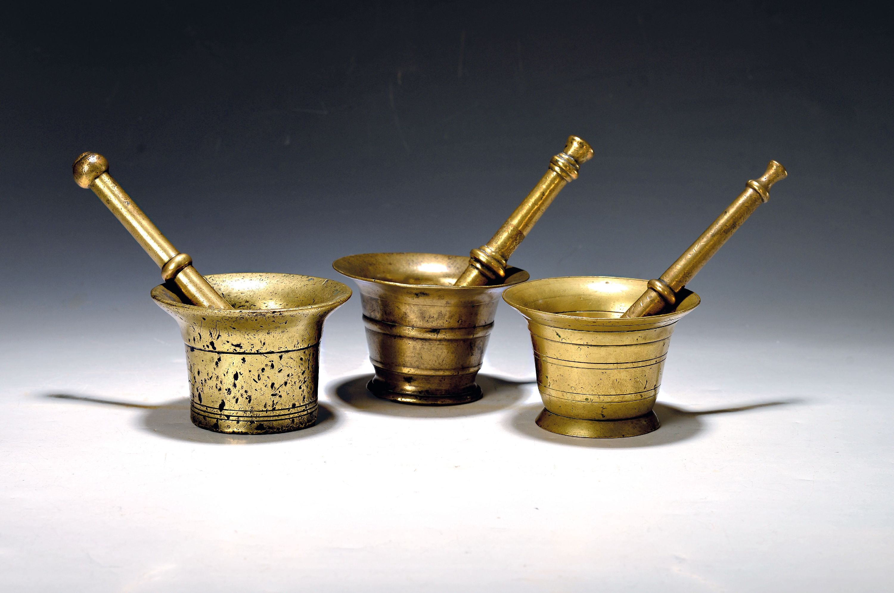 Image 27042321 - 3 Mörser, norddeutsch o. niederländisch, 17. und 18.Jh., Bronze, Gebrauchsmörser, 1x ...