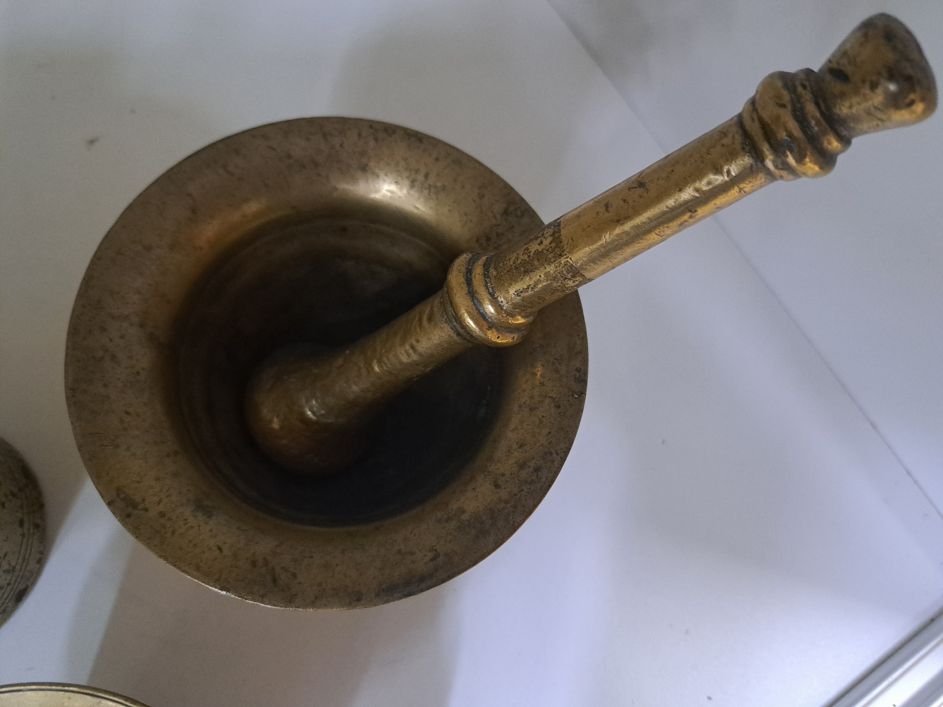 Detail c: 3 Mörser, norddeutsch o. niederländisch, 17. und 18.Jh., Bronze, Gebrauchsmörser, 1x mit grobkörniger Oberfläche, Rippen- und Liniengliederung, ...