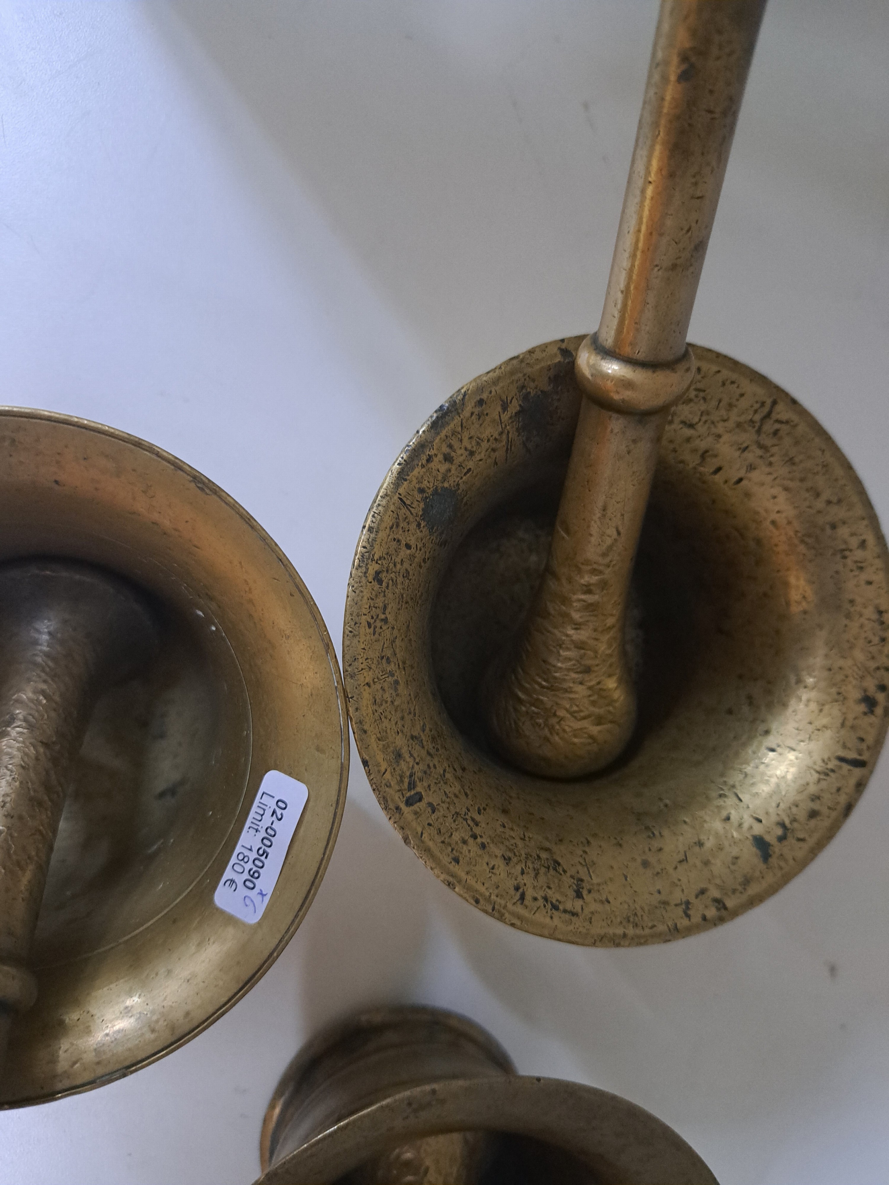 Detail d: 3 Mörser, norddeutsch o. niederländisch, 17. und 18.Jh., Bronze, Gebrauchsmörser, 1x mit grobkörniger Oberfläche, Rippen- und Liniengliederung, ...