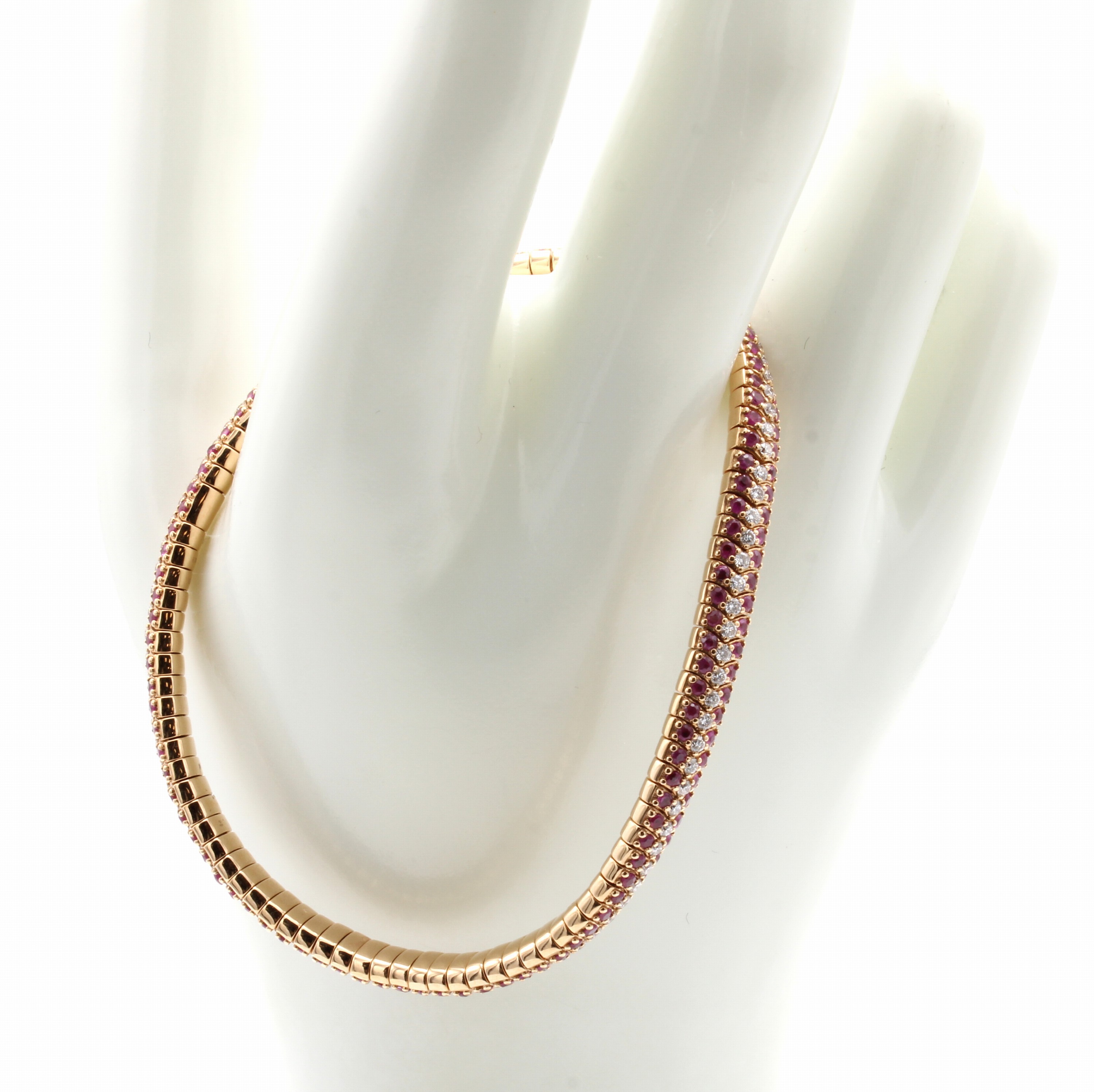 Image 27042357 - Armreif mit Rubinen und Brillanten, RG 750/ 000, l. dehnbar, 200 Rubine zus. ca. 2.6 ct ...